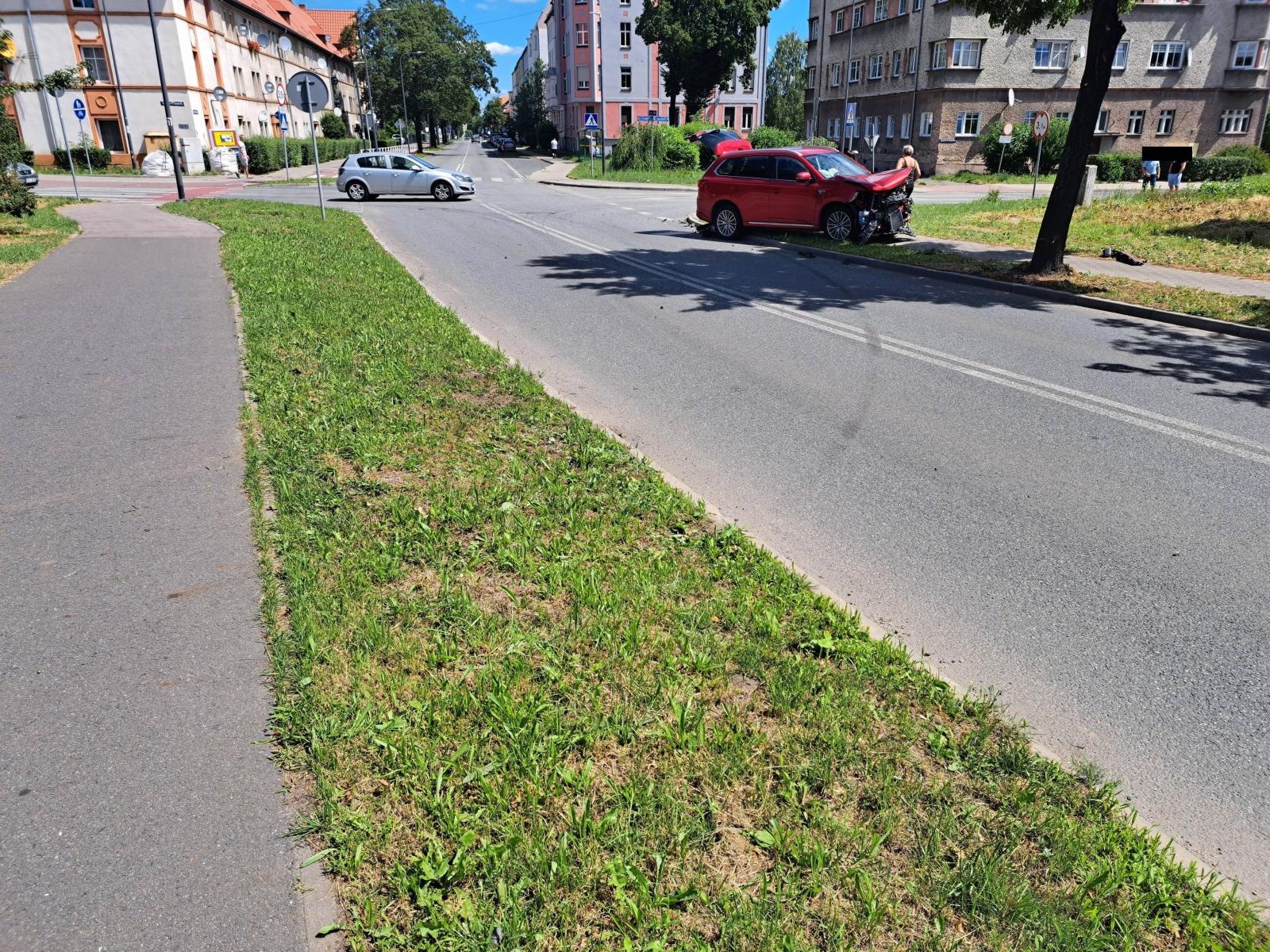 Zdjęcie w galerii na portalu naszraciborz.pl: Mitsubishi i opel rozbite na skrzyżowaniu przy więzieniu wiadomości z regionu