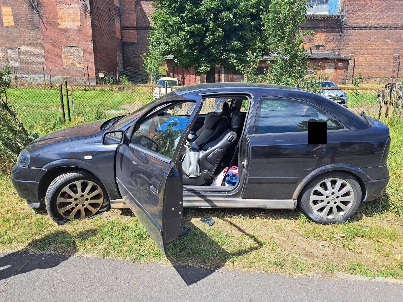 Zdjęcie w galerii na portalu naszraciborz.pl: Mitsubishi i opel rozbite na skrzyżowaniu przy więzieniu wiadomości z regionu