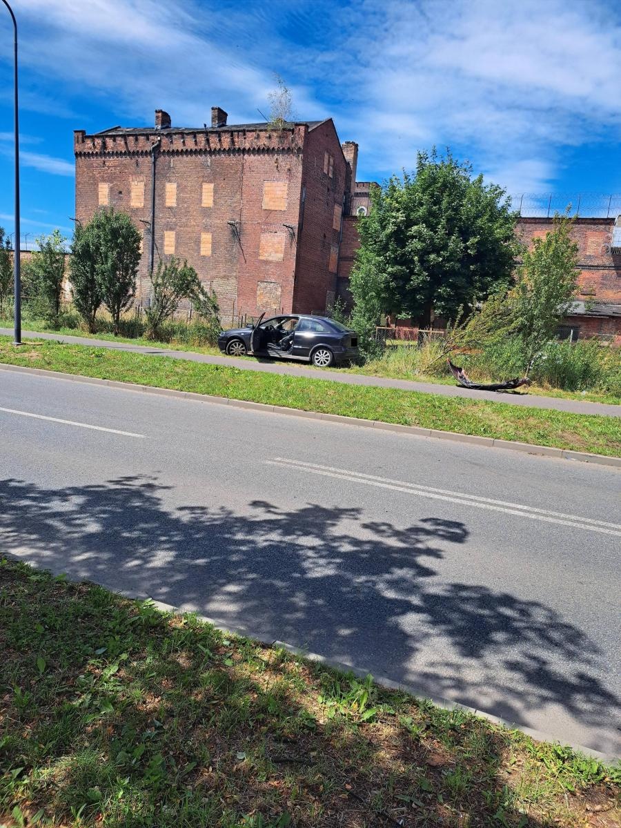 Zdjęcie w galerii na portalu naszraciborz.pl: Mitsubishi i opel rozbite na skrzyżowaniu przy więzieniu wiadomości z regionu