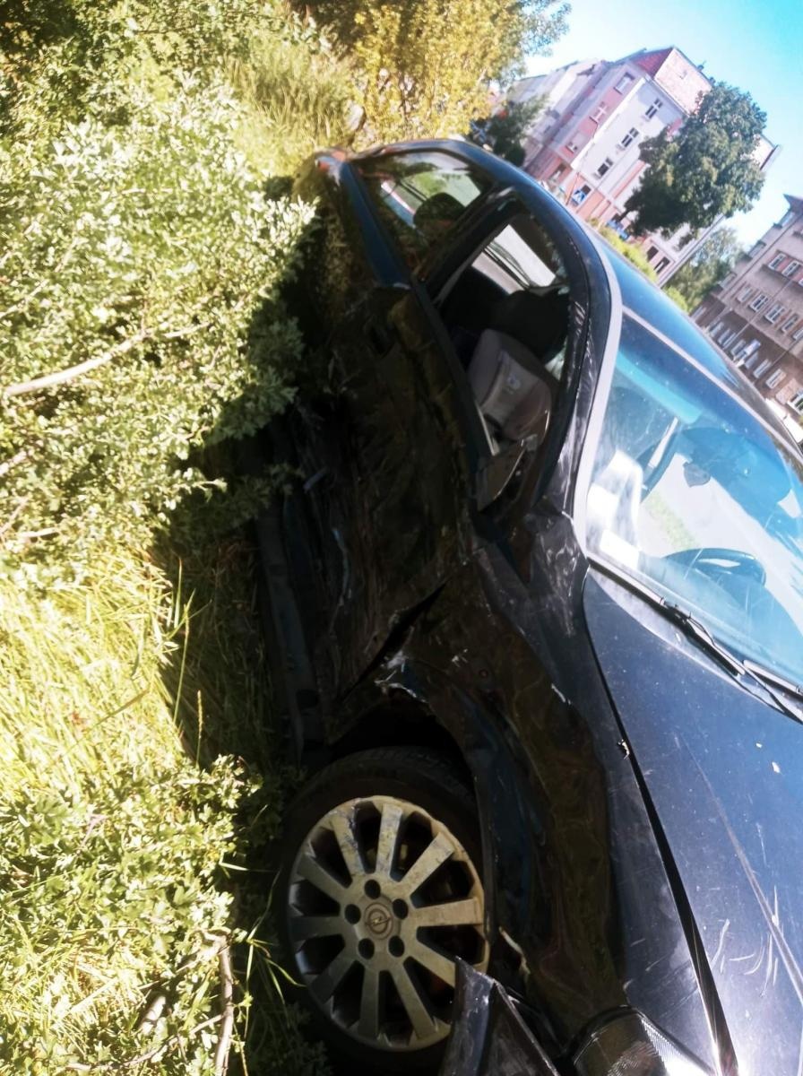 Zdjęcie w galerii na portalu naszraciborz.pl: Mitsubishi i opel rozbite na skrzyżowaniu przy więzieniu wiadomości z regionu