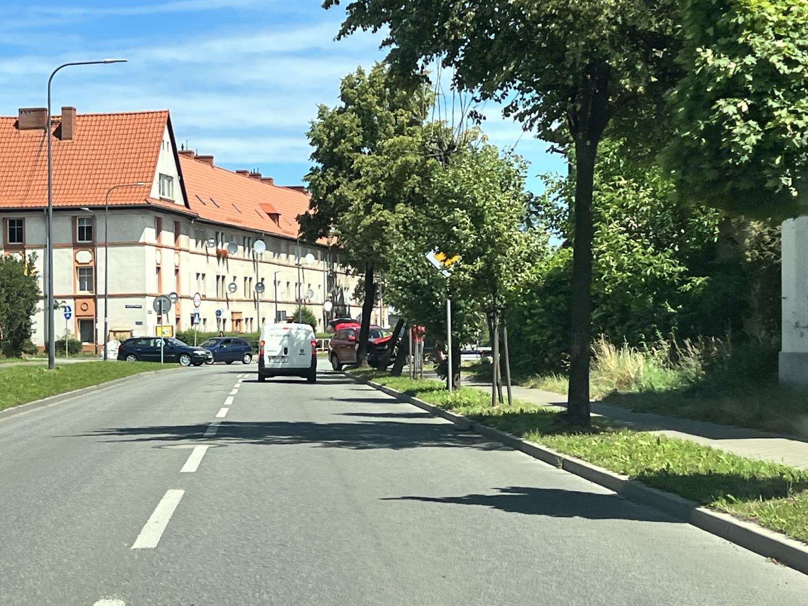 Zdjęcie w galerii na portalu naszraciborz.pl: Mitsubishi i opel rozbite na skrzyżowaniu przy więzieniu wiadomości z regionu