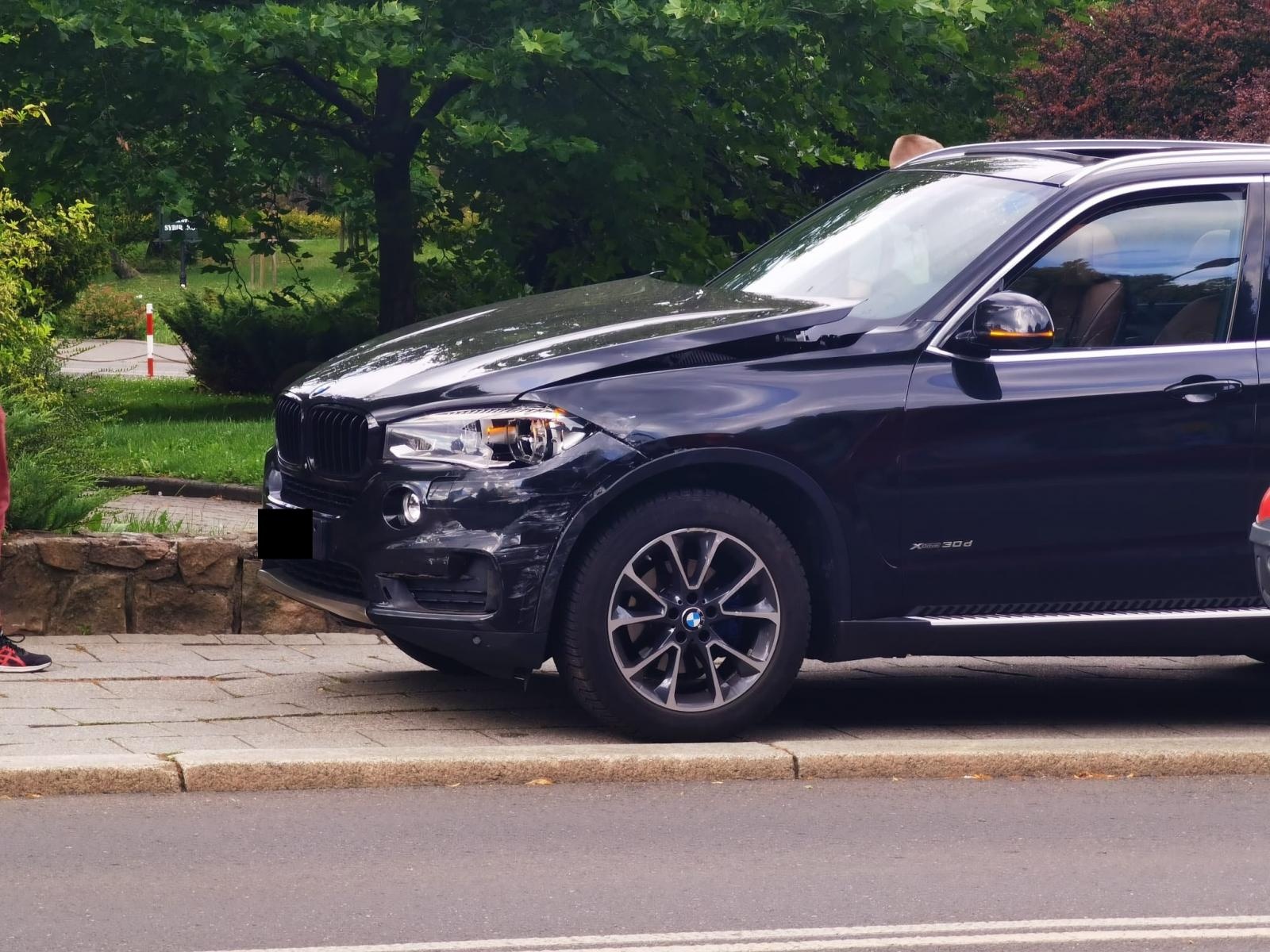Zdjęcie w galerii na portalu naszraciborz.pl: BMW uszkodzone podczas nieprawidłowego omijania wiadomości z regionu