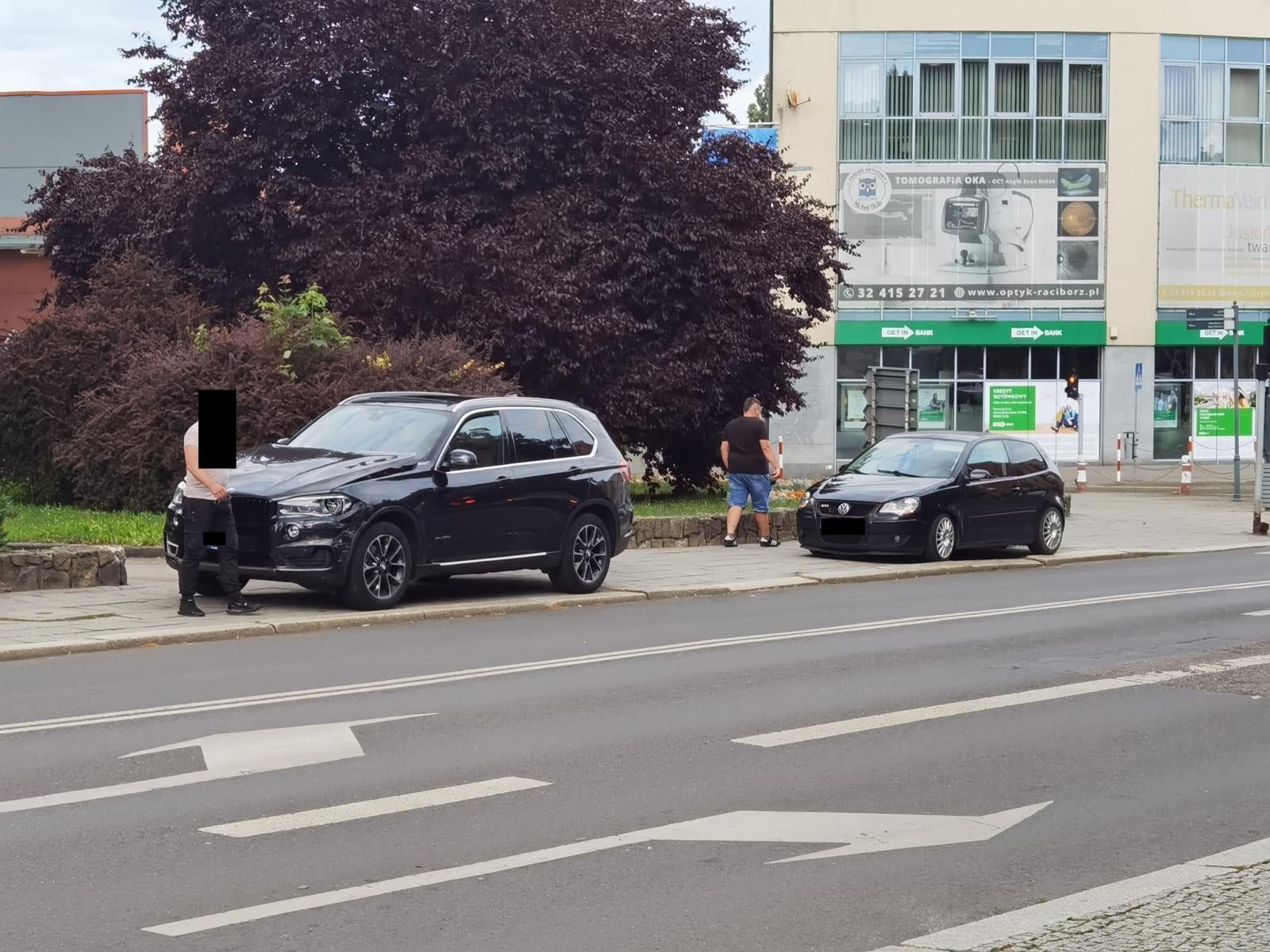 Zdjęcie w galerii na portalu naszraciborz.pl: BMW uszkodzone podczas nieprawidłowego omijania wiadomości z regionu