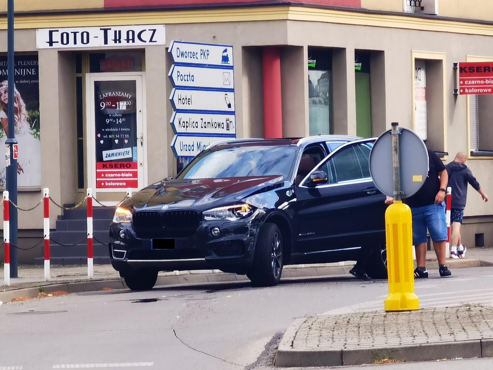 Zdjęcie w galerii na portalu naszraciborz.pl: BMW uszkodzone podczas nieprawidłowego omijania wiadomości z regionu