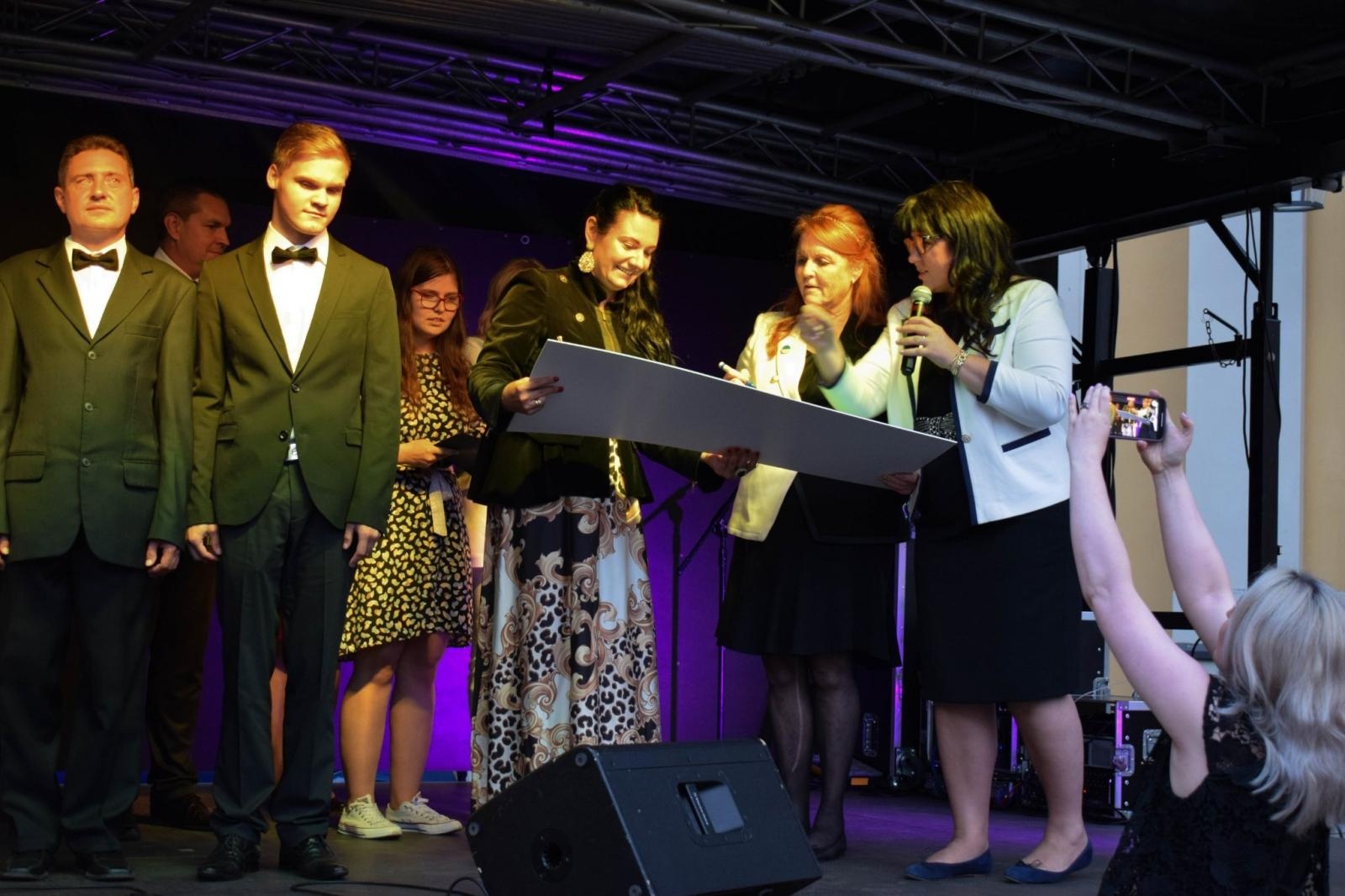 Zdjęcie w galerii na portalu naszraciborz.pl: Fergie pokochała Rudy. Księżna Yorku na herbatce w starym opactwie wiadomości z regionu