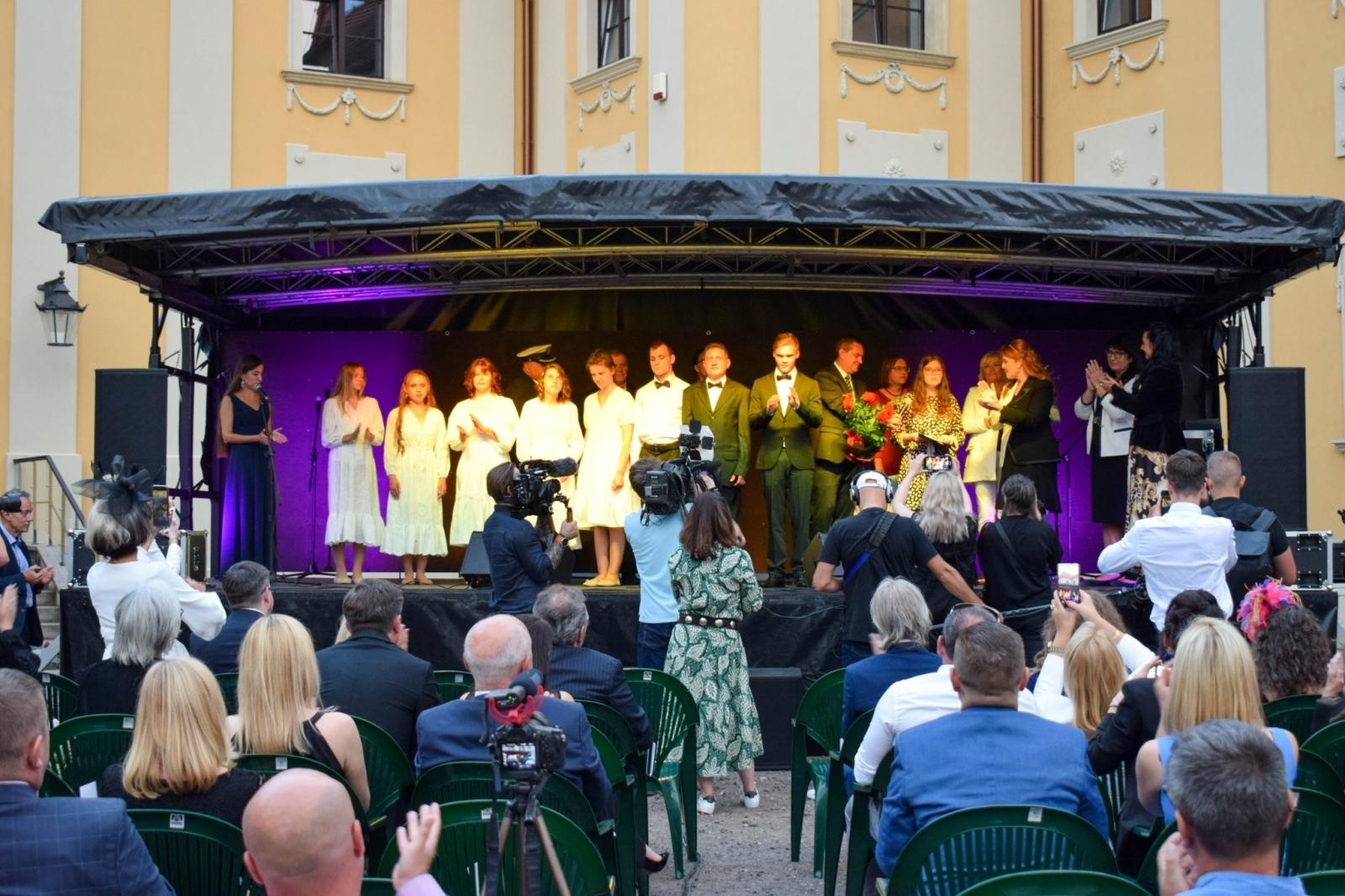 Zdjęcie w galerii na portalu naszraciborz.pl: Fergie pokochała Rudy. Księżna Yorku na herbatce w starym opactwie wiadomości z regionu