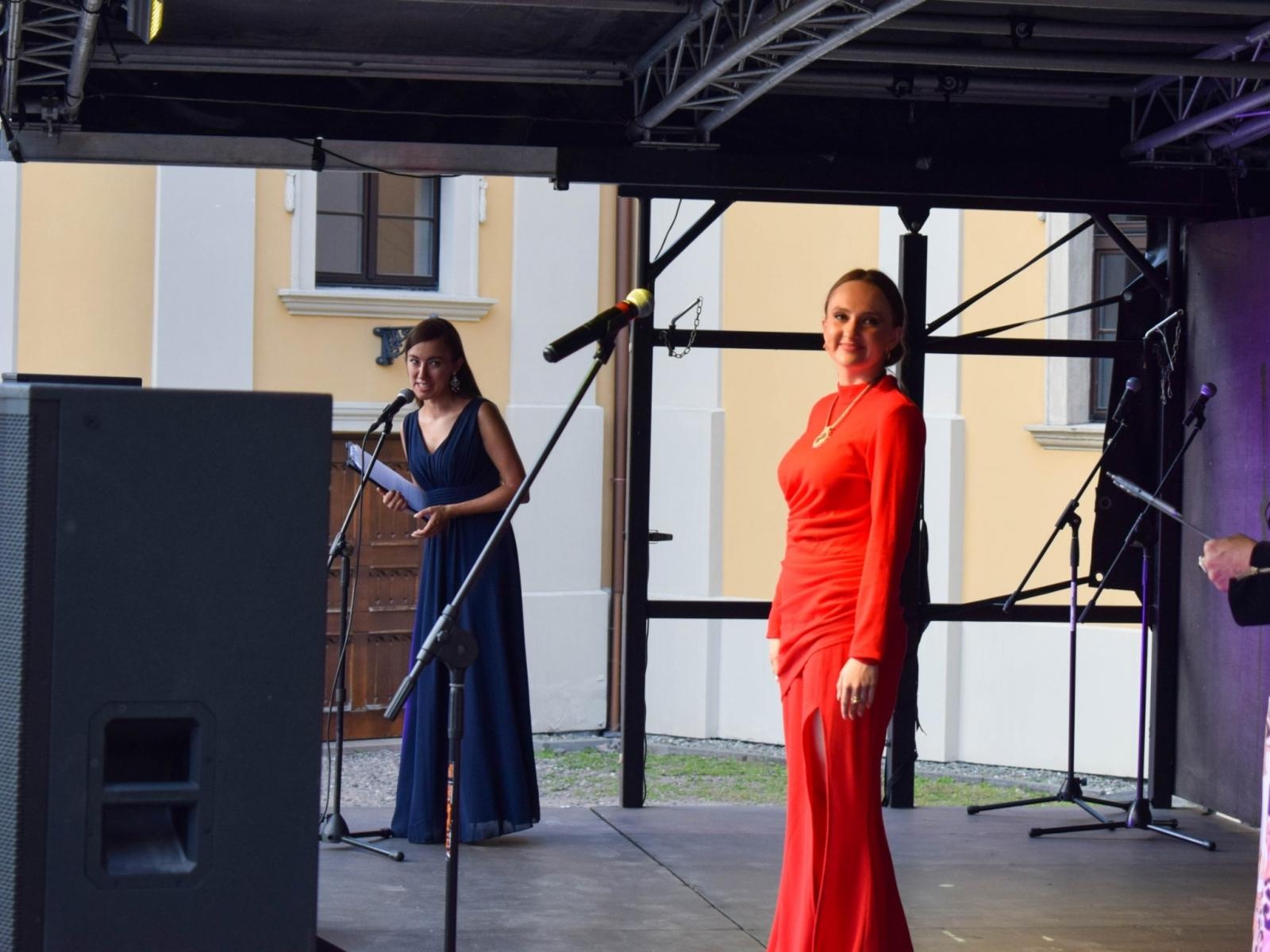 Zdjęcie w galerii na portalu naszraciborz.pl: Fergie pokochała Rudy. Księżna Yorku na herbatce w starym opactwie wiadomości z regionu