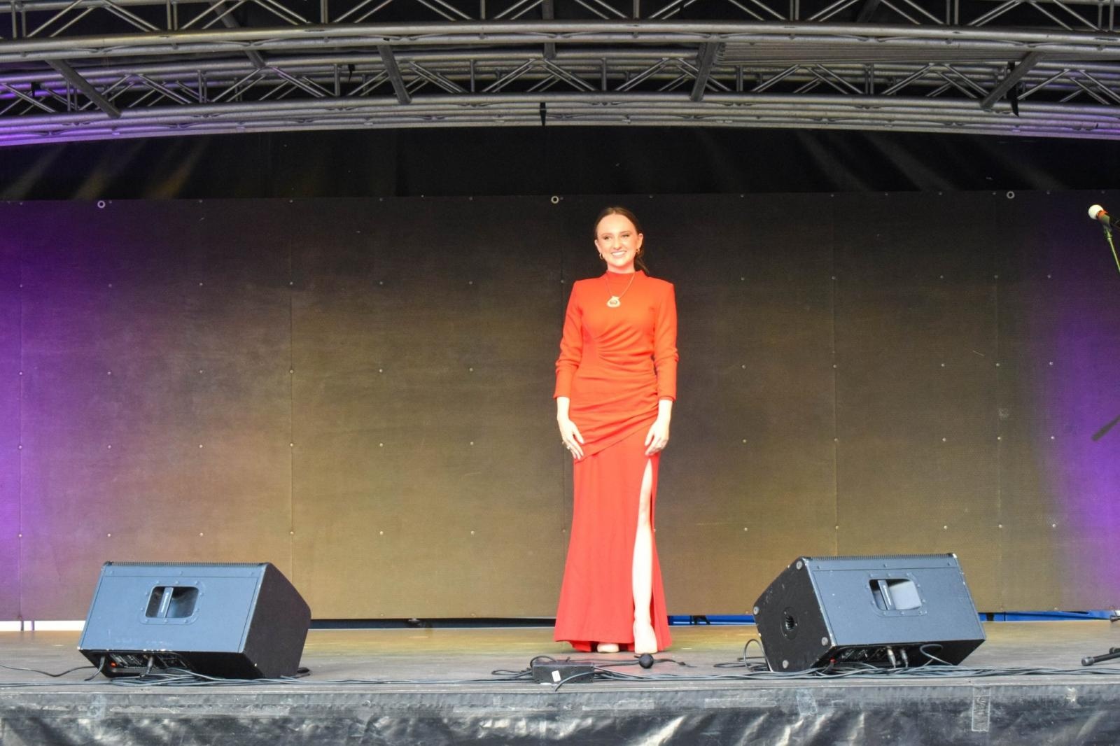 Zdjęcie w galerii na portalu naszraciborz.pl: Fergie pokochała Rudy. Księżna Yorku na herbatce w starym opactwie wiadomości z regionu