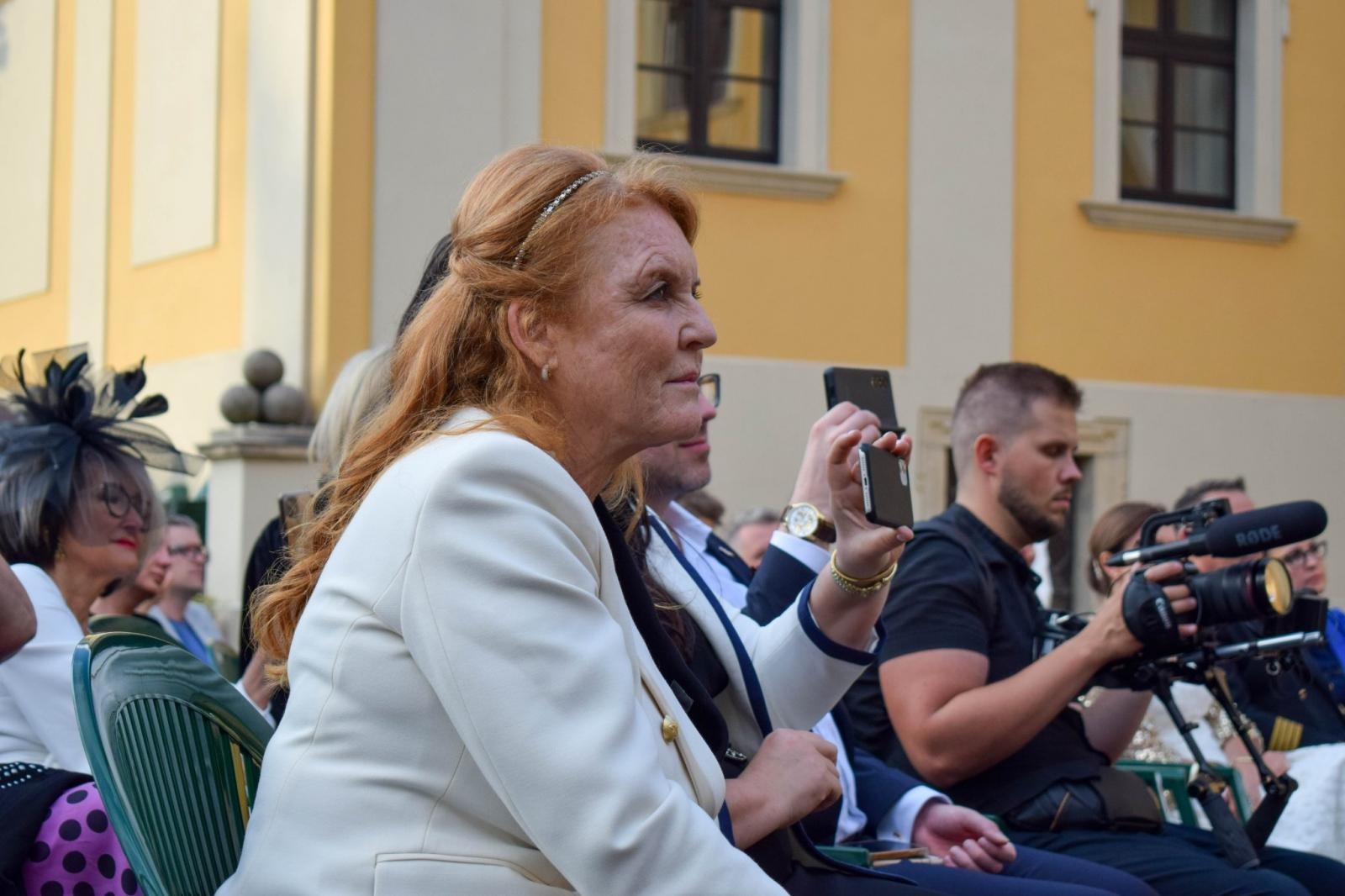 Zdjęcie w galerii na portalu naszraciborz.pl: Fergie pokochała Rudy. Księżna Yorku na herbatce w starym opactwie wiadomości z regionu