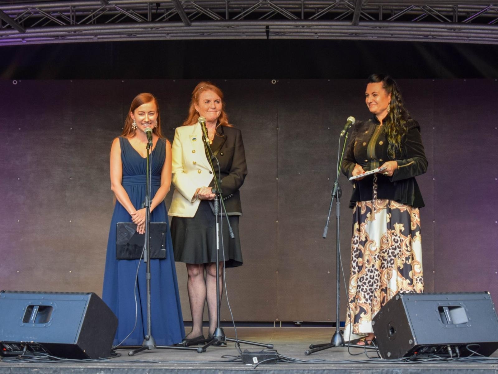 Zdjęcie w galerii na portalu naszraciborz.pl: Fergie pokochała Rudy. Księżna Yorku na herbatce w starym opactwie wiadomości z regionu