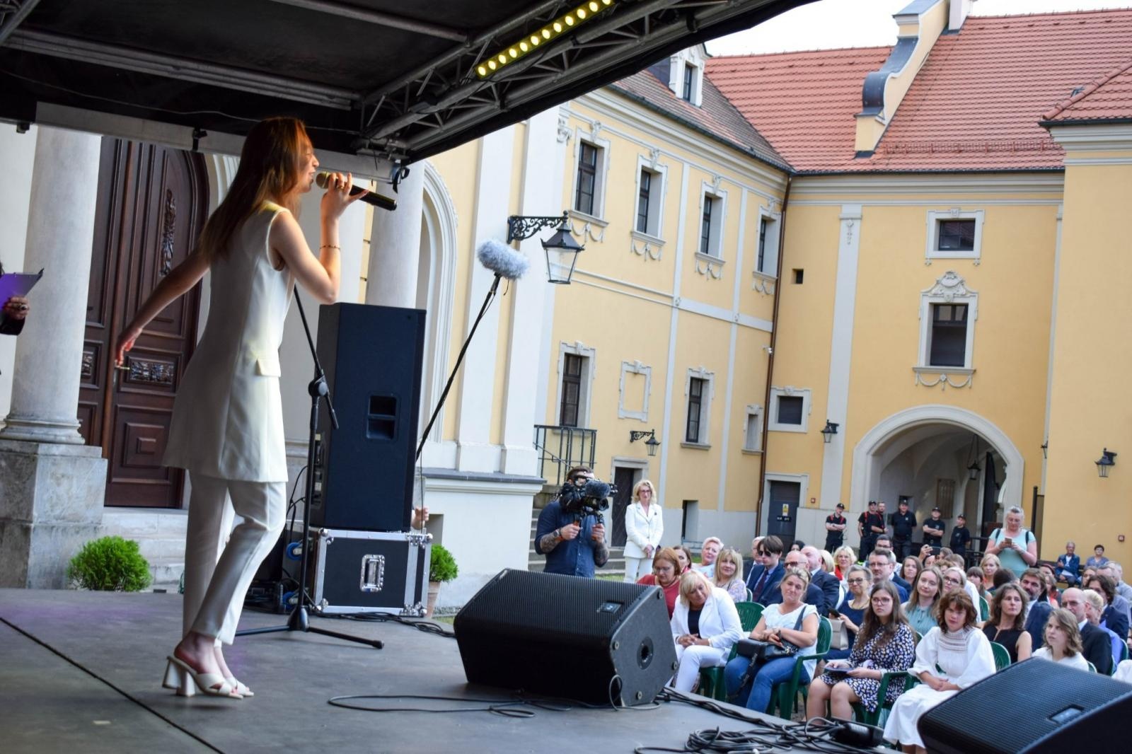 Zdjęcie w galerii na portalu naszraciborz.pl: Fergie pokochała Rudy. Księżna Yorku na herbatce w starym opactwie wiadomości z regionu