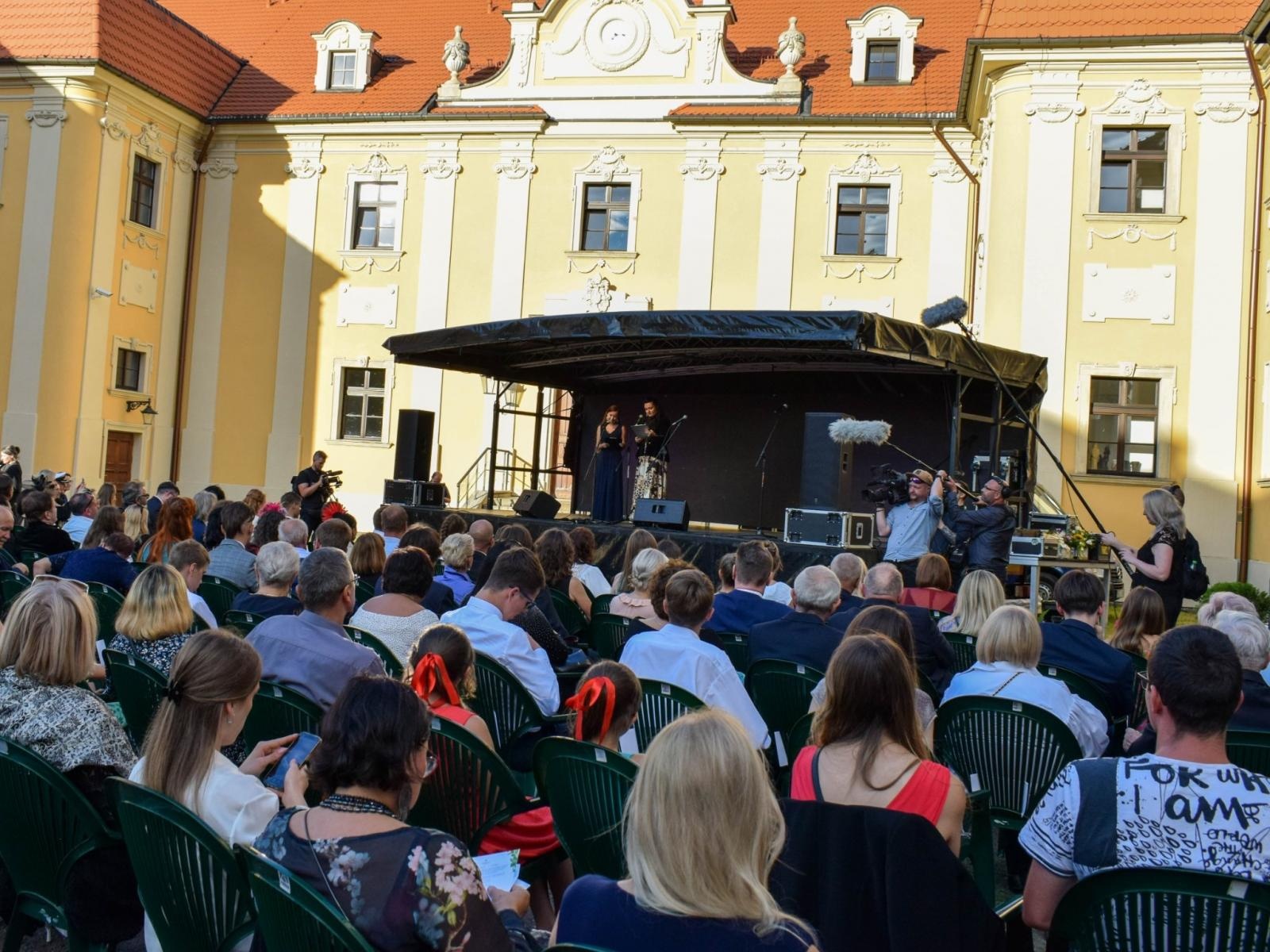 Zdjęcie w galerii na portalu naszraciborz.pl: Fergie pokochała Rudy. Księżna Yorku na herbatce w starym opactwie wiadomości z regionu