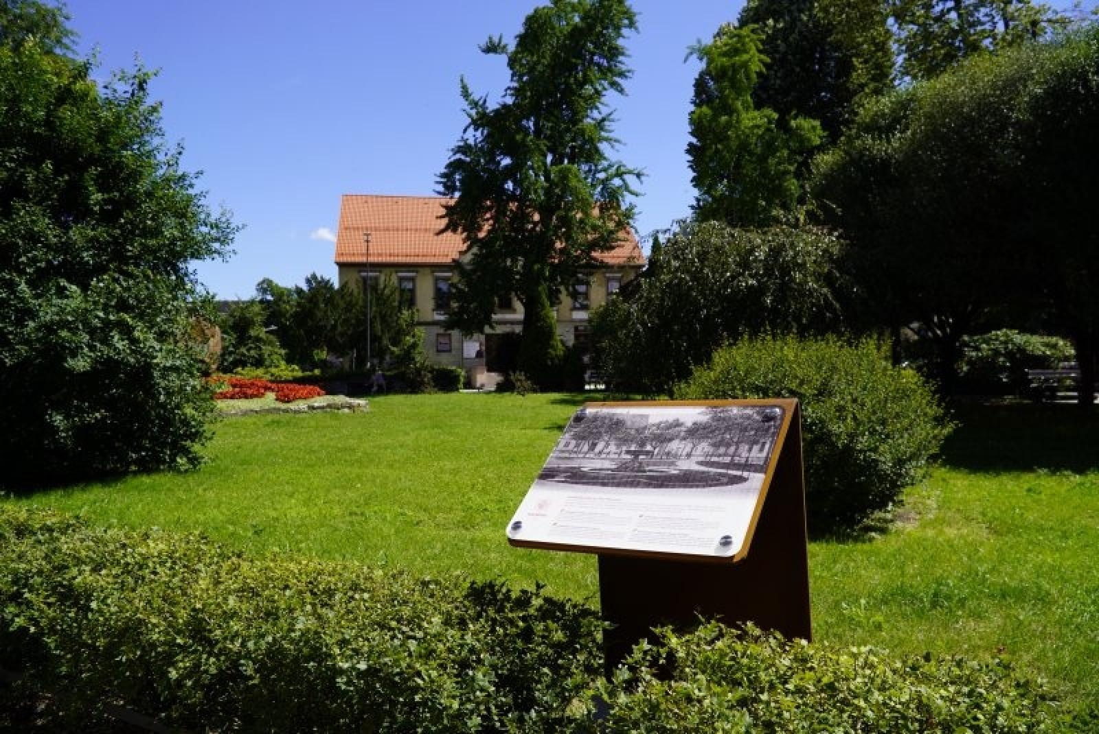 Zdjęcie w galerii na portalu naszraciborz.pl: Racibórz Retro: więcej tablic odkrywa przeszłość miasta wiadomości z regionu