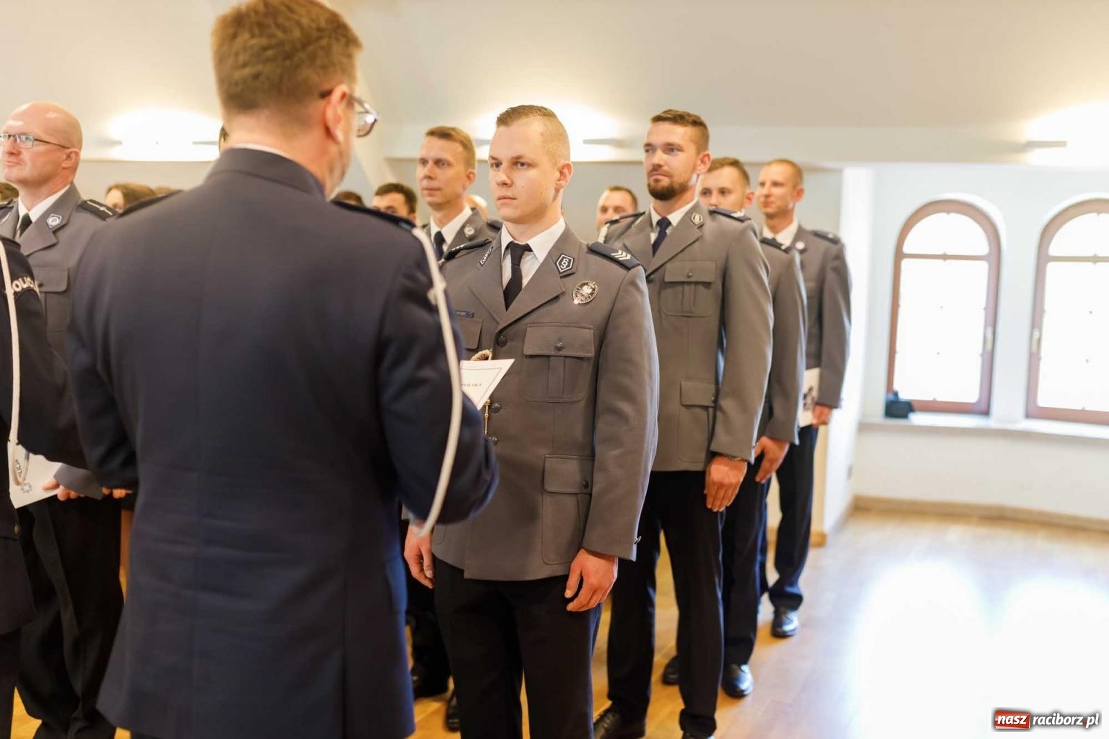 Zdjęcie w galerii na portalu naszraciborz.pl: Święto Policji w raciborskim garnizonie. Na zamku wręczono mianowania na wyższe stopnie wiadomości z regionu