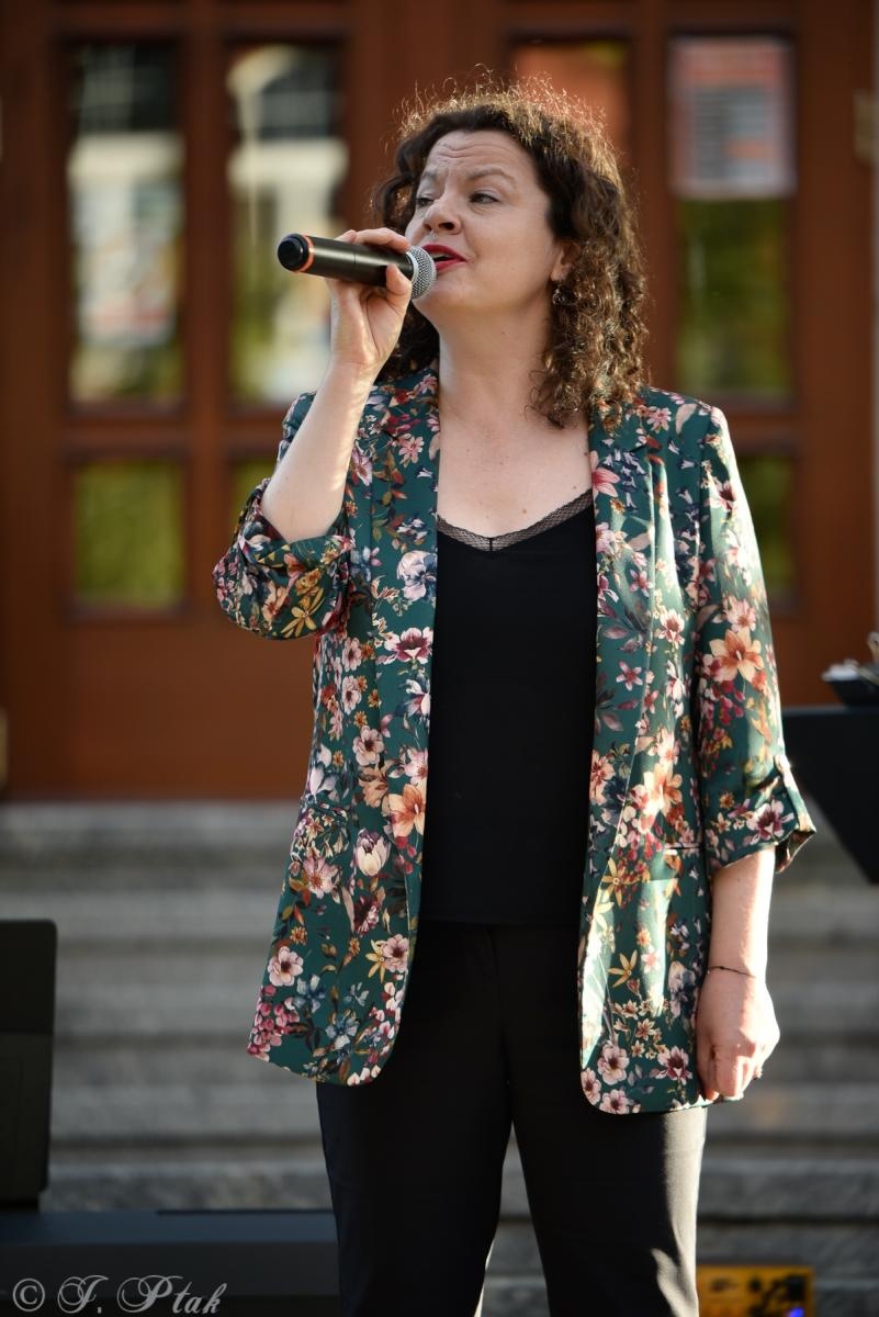 Zdjęcie w galerii na portalu naszraciborz.pl: Pod niebem Paryża - Letni Teatr na Schodach wiadomości z regionu