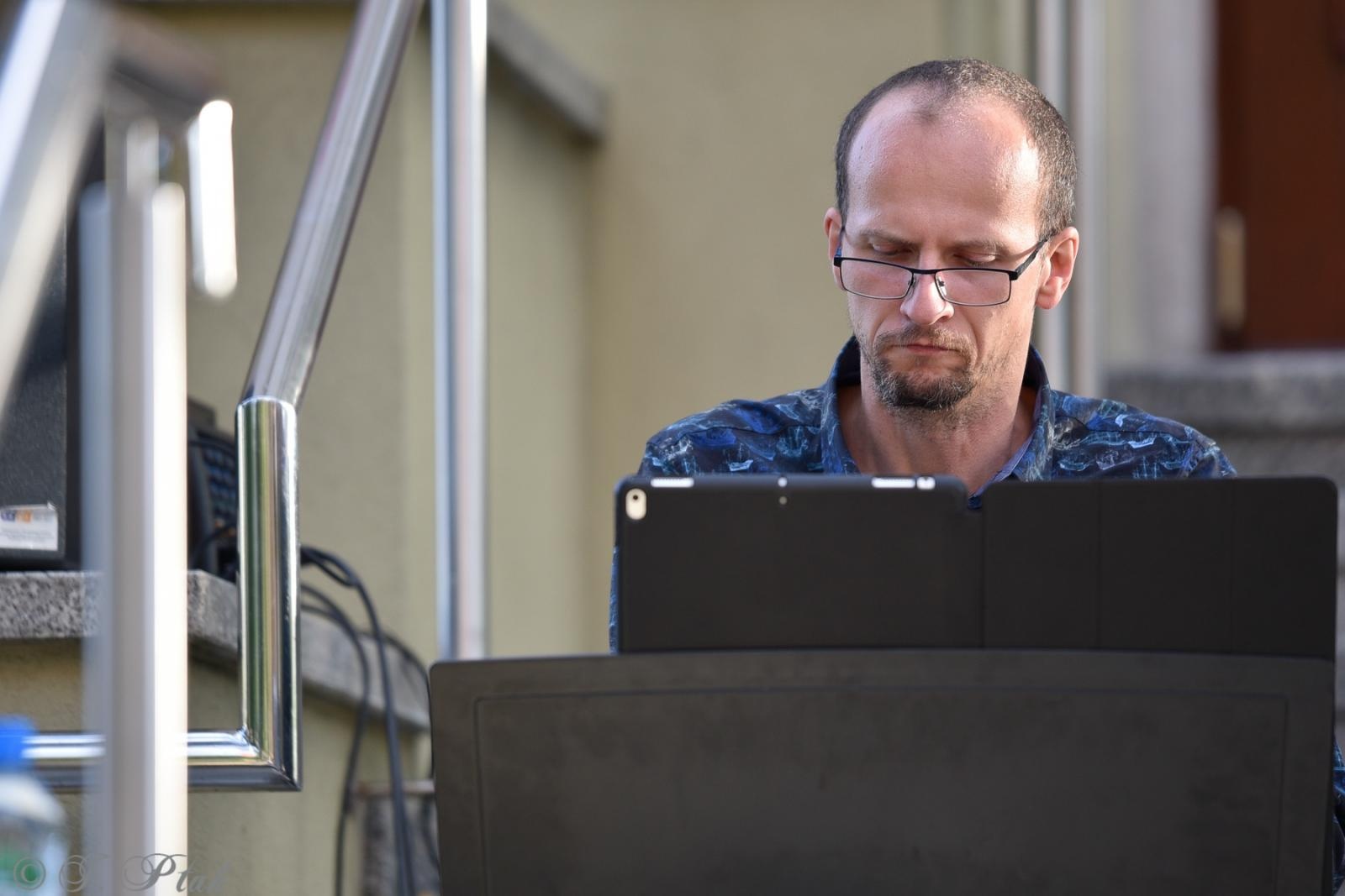 Zdjęcie w galerii na portalu naszraciborz.pl: Pod niebem Paryża - Letni Teatr na Schodach wiadomości z regionu