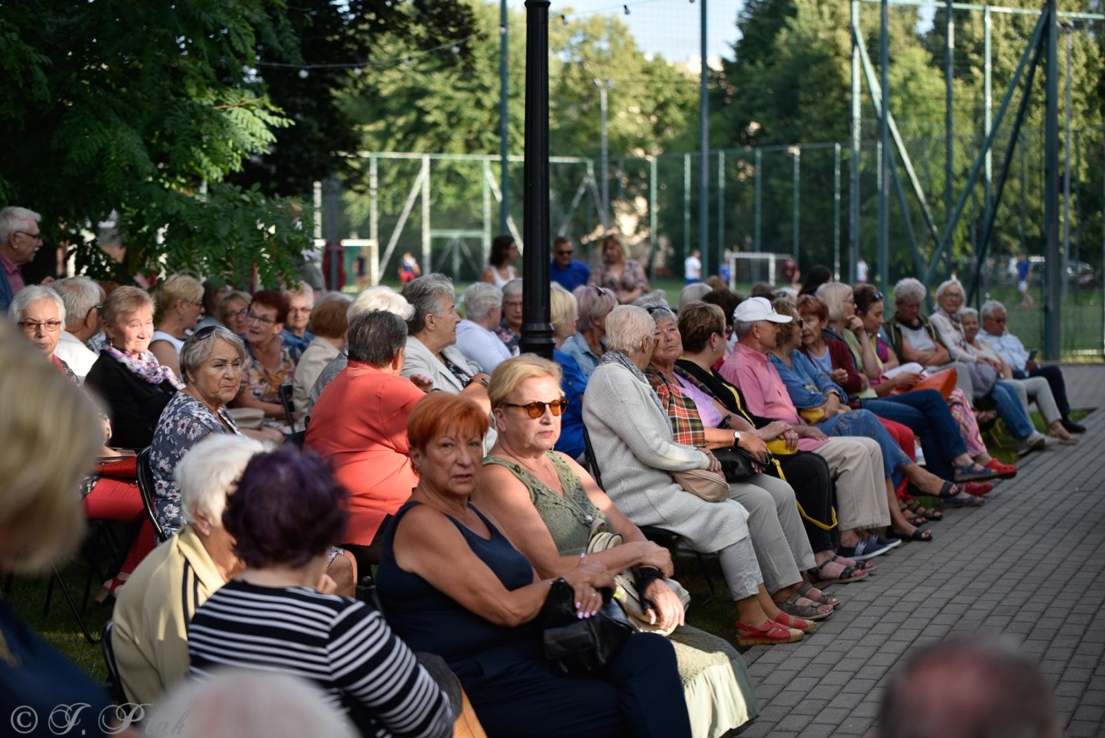 Zdjęcie w galerii na portalu naszraciborz.pl: Pod niebem Paryża - Letni Teatr na Schodach wiadomości z regionu