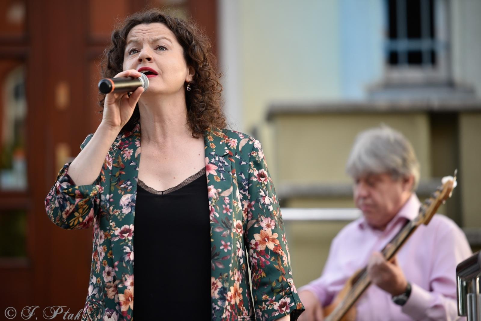 Zdjęcie w galerii na portalu naszraciborz.pl: Pod niebem Paryża - Letni Teatr na Schodach wiadomości z regionu