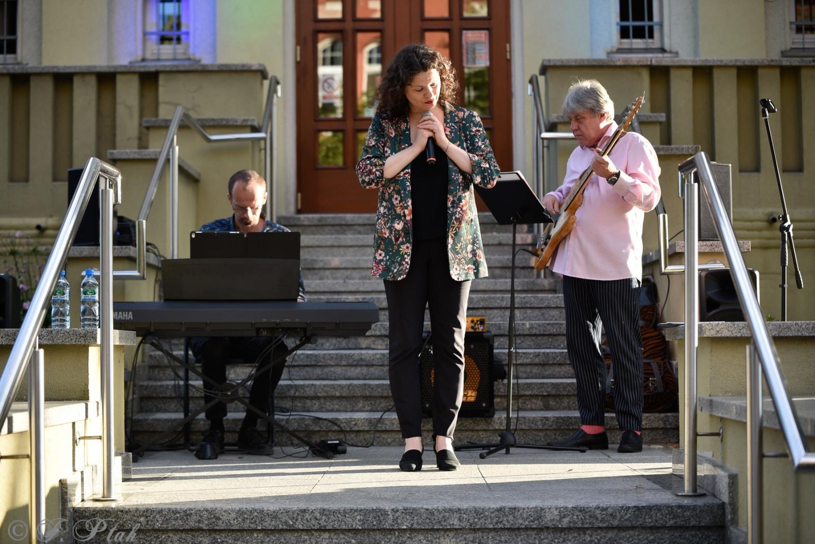 Zdjęcie w galerii na portalu naszraciborz.pl: Pod niebem Paryża - Letni Teatr na Schodach wiadomości z regionu