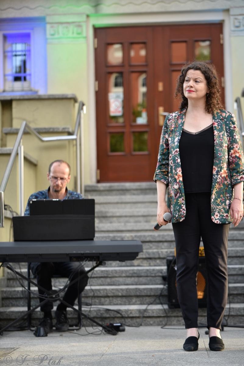 Zdjęcie w galerii na portalu naszraciborz.pl: Pod niebem Paryża - Letni Teatr na Schodach wiadomości z regionu