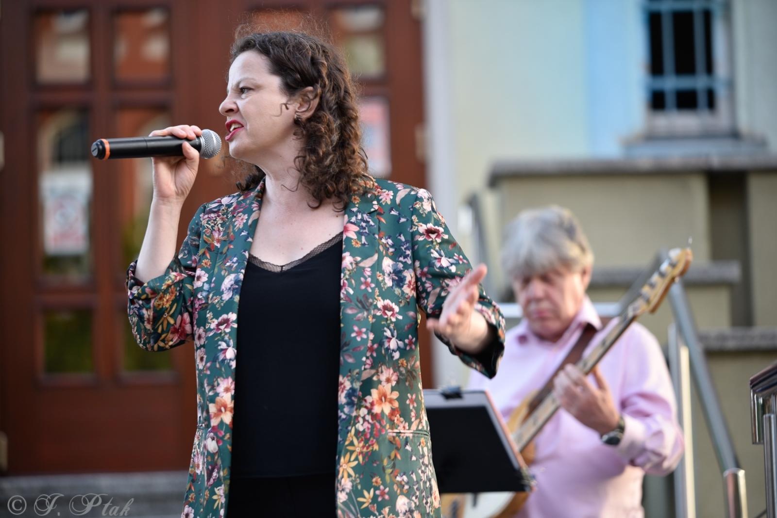 Zdjęcie w galerii na portalu naszraciborz.pl: Pod niebem Paryża - Letni Teatr na Schodach wiadomości z regionu