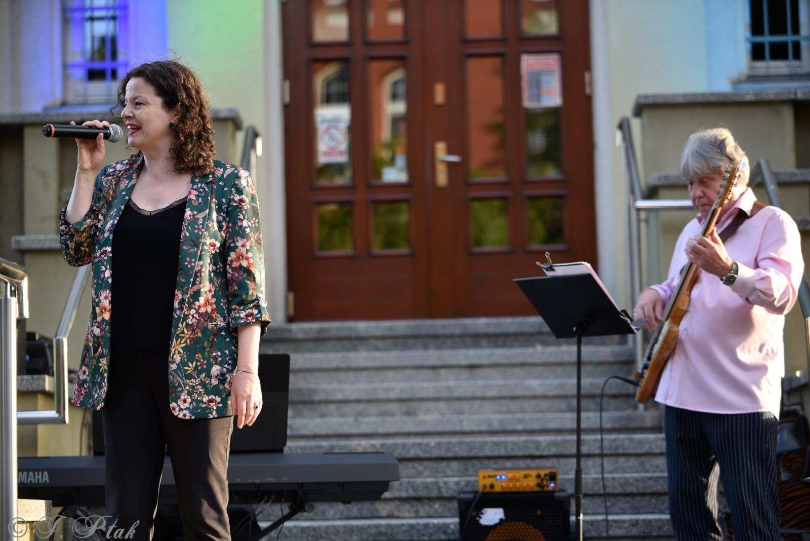 Zdjęcie w galerii na portalu naszraciborz.pl: Pod niebem Paryża - Letni Teatr na Schodach wiadomości z regionu