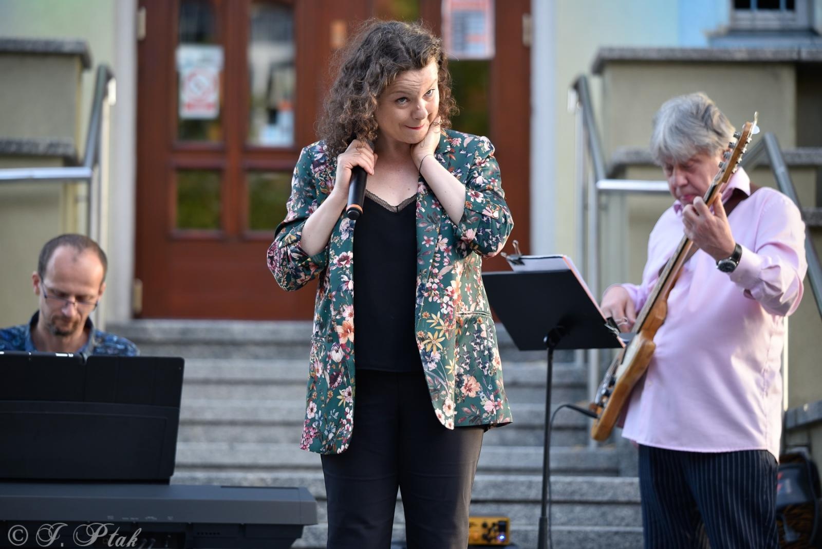 Zdjęcie w galerii na portalu naszraciborz.pl: Pod niebem Paryża - Letni Teatr na Schodach wiadomości z regionu