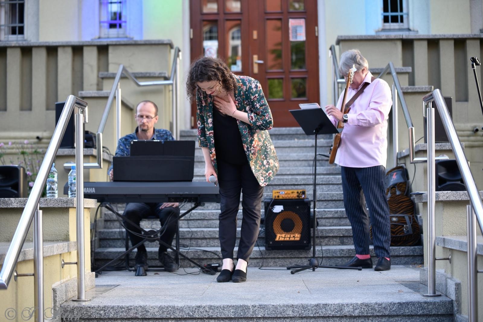 Zdjęcie w galerii na portalu naszraciborz.pl: Pod niebem Paryża - Letni Teatr na Schodach wiadomości z regionu