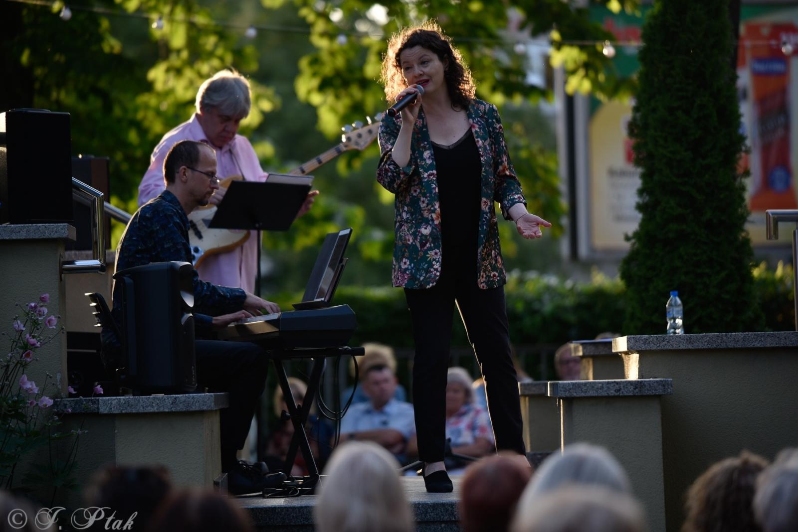 Zdjęcie w galerii na portalu naszraciborz.pl: Pod niebem Paryża - Letni Teatr na Schodach wiadomości z regionu