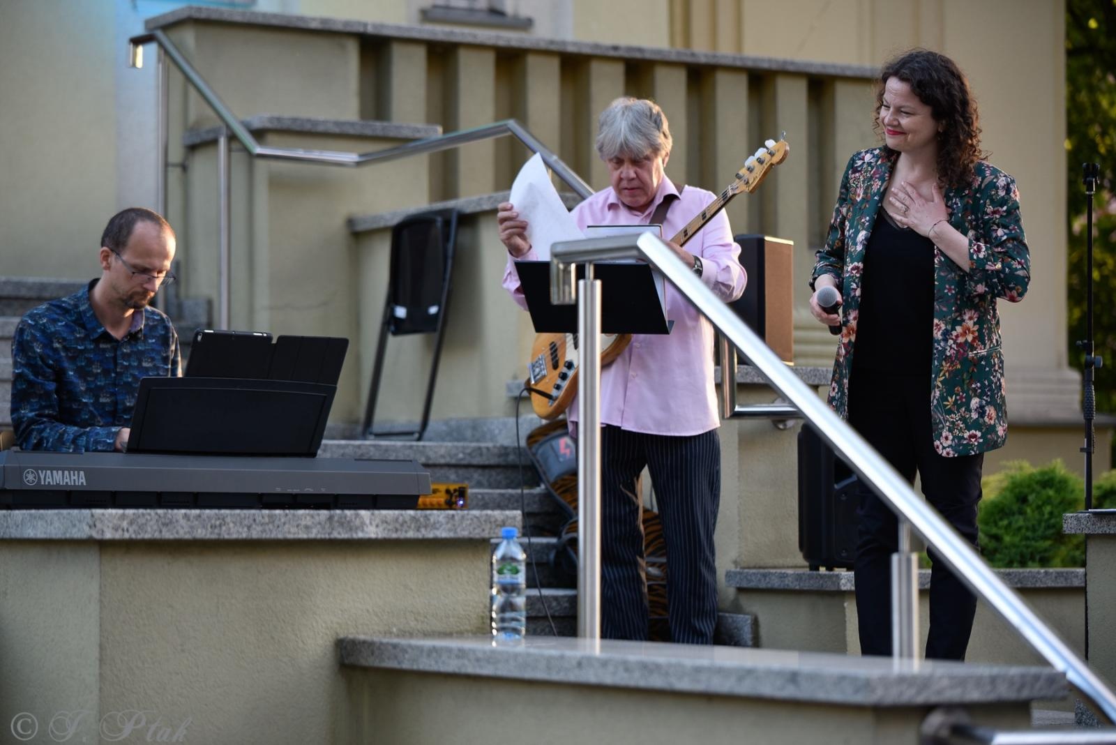 Zdjęcie w galerii na portalu naszraciborz.pl: Pod niebem Paryża - Letni Teatr na Schodach wiadomości z regionu