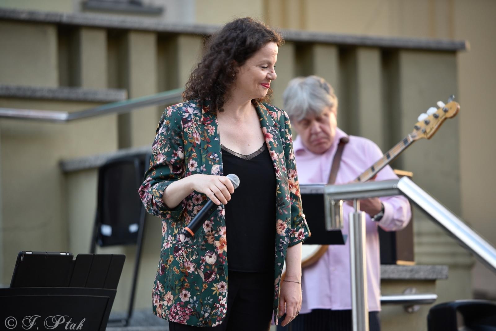 Zdjęcie w galerii na portalu naszraciborz.pl: Pod niebem Paryża - Letni Teatr na Schodach wiadomości z regionu