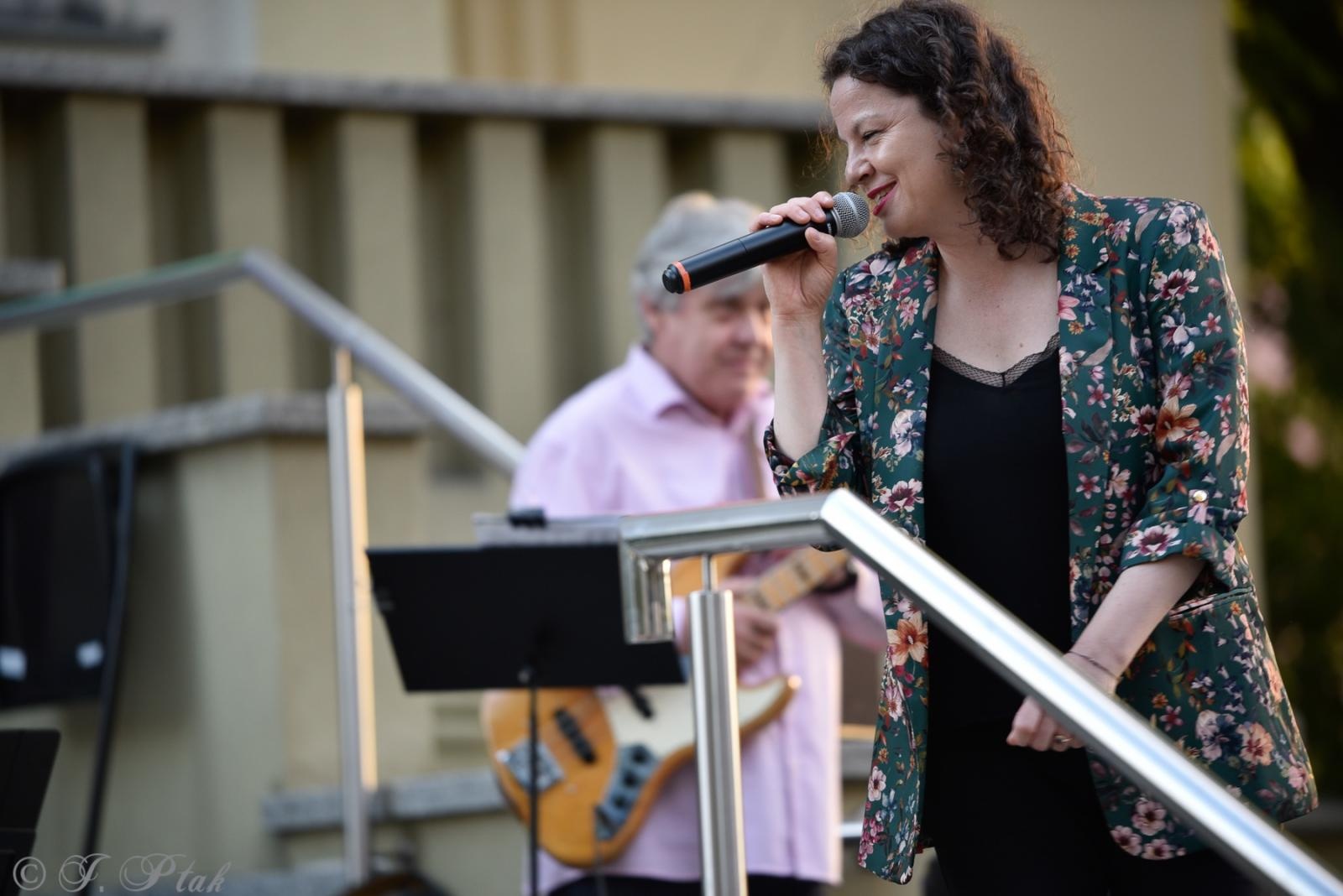 Zdjęcie w galerii na portalu naszraciborz.pl: Pod niebem Paryża - Letni Teatr na Schodach wiadomości z regionu