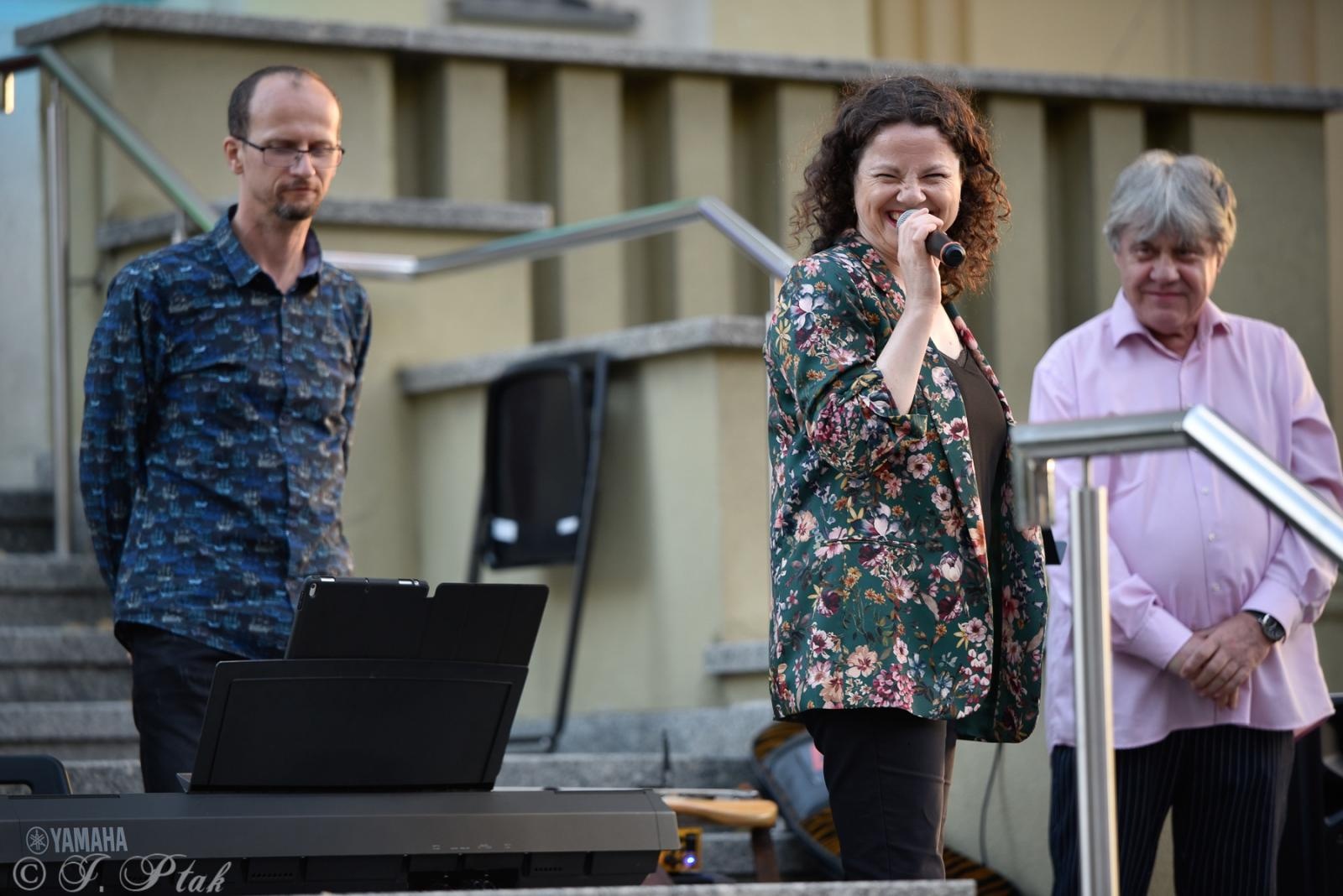 Zdjęcie w galerii na portalu naszraciborz.pl: Pod niebem Paryża - Letni Teatr na Schodach wiadomości z regionu