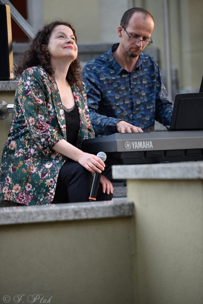 Zdjęcie w galerii na portalu naszraciborz.pl: Pod niebem Paryża - Letni Teatr na Schodach wiadomości z regionu