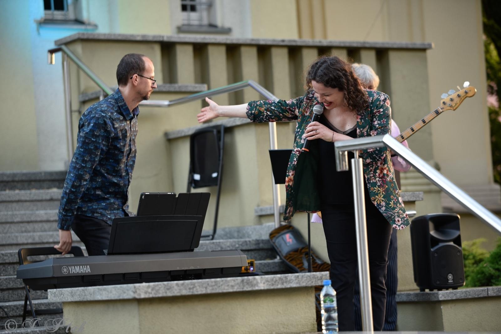 Zdjęcie w galerii na portalu naszraciborz.pl: Pod niebem Paryża - Letni Teatr na Schodach wiadomości z regionu