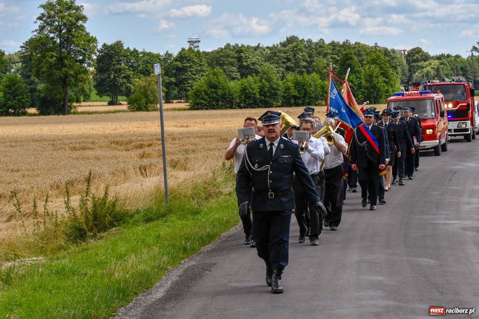 Zdjęcie w galerii na portalu naszraciborz.pl: Druhowie z Gródczanek świętują 90-lecie jednostki. Gmina ufundowała im sztandar wiadomości z regionu