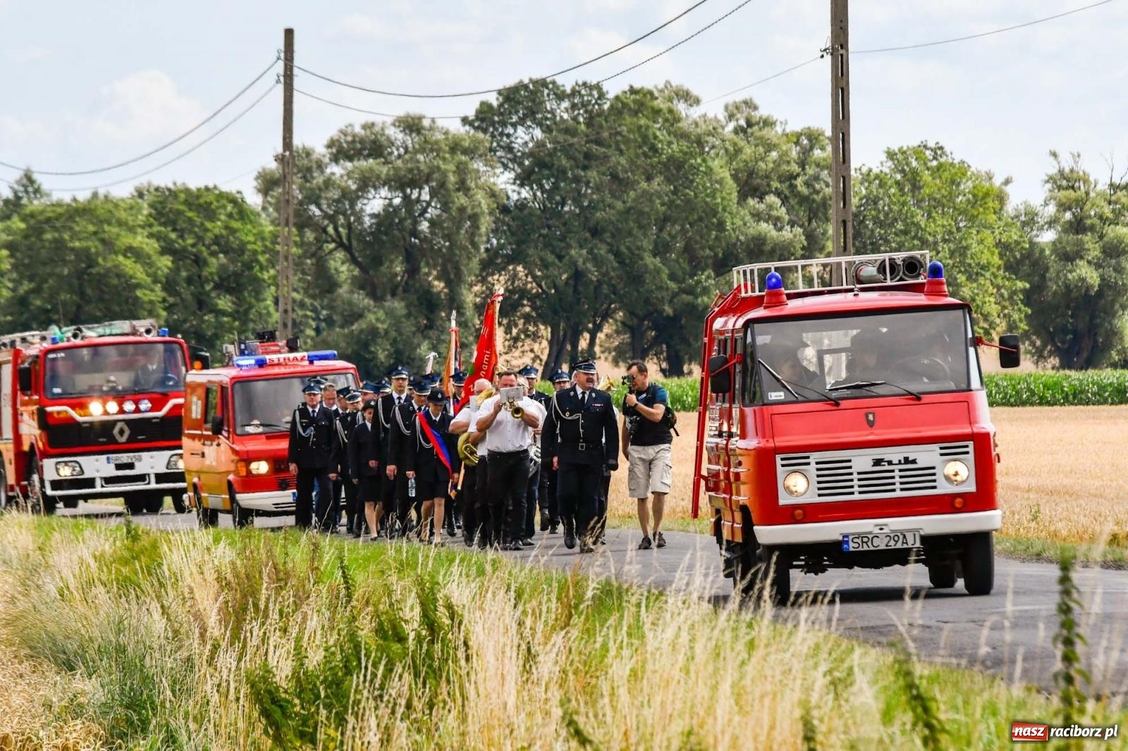 Zdjęcie w galerii na portalu naszraciborz.pl: Druhowie z Gródczanek świętują 90-lecie jednostki. Gmina ufundowała im sztandar wiadomości z regionu