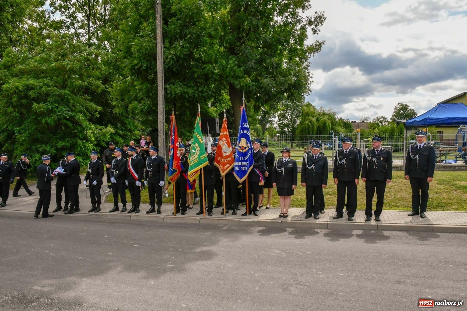 Zdjęcie w galerii na portalu naszraciborz.pl: Druhowie z Gródczanek świętują 90-lecie jednostki. Gmina ufundowała im sztandar wiadomości z regionu