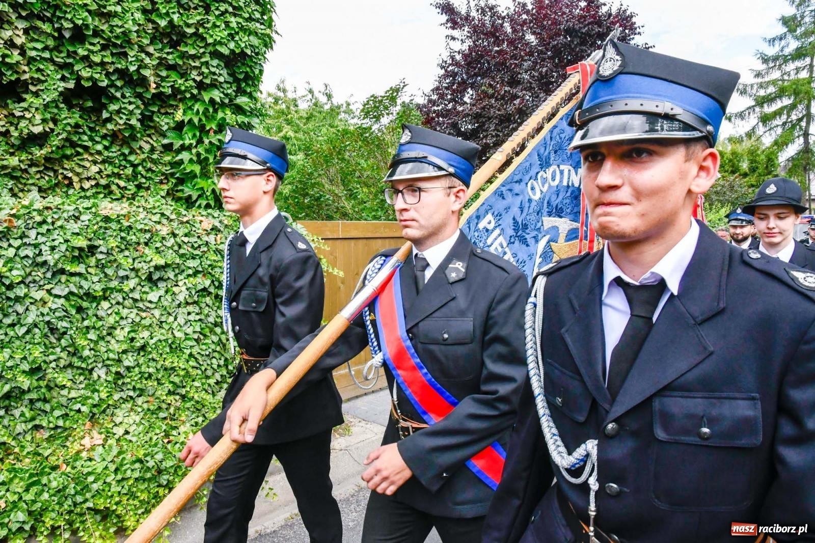 Zdjęcie w galerii na portalu naszraciborz.pl: Druhowie z Gródczanek świętują 90-lecie jednostki. Gmina ufundowała im sztandar wiadomości z regionu