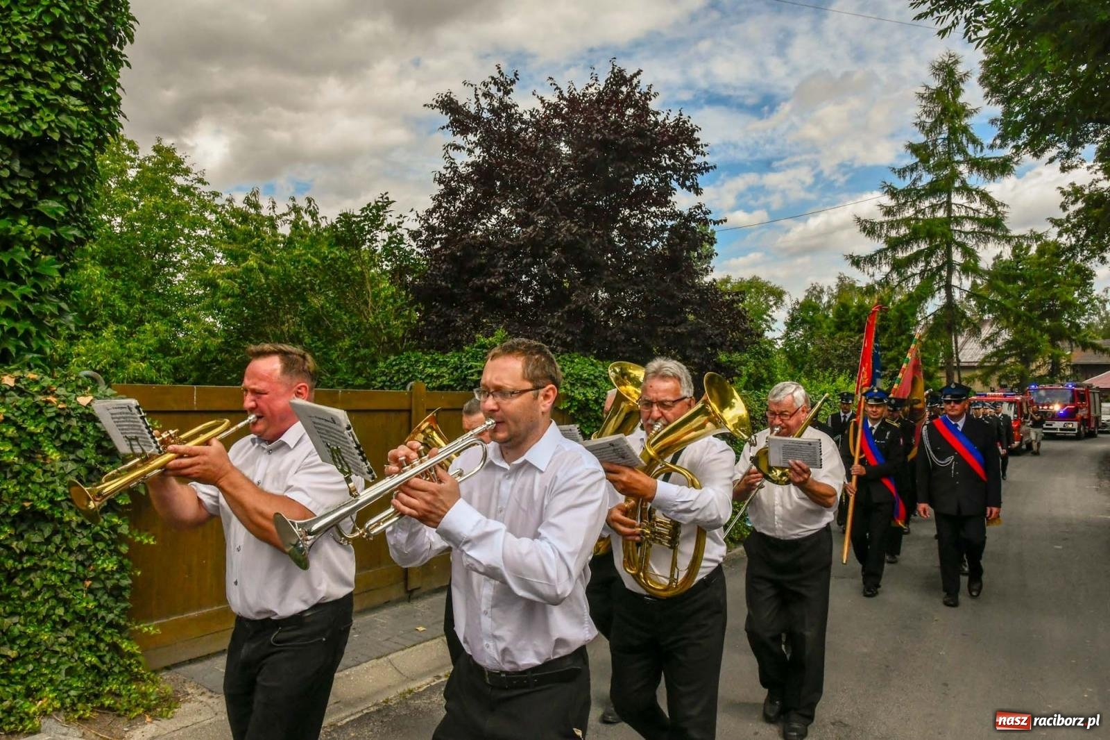 Zdjęcie w galerii na portalu naszraciborz.pl: Druhowie z Gródczanek świętują 90-lecie jednostki. Gmina ufundowała im sztandar wiadomości z regionu
