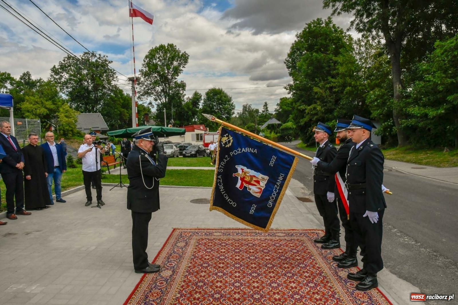 Zdjęcie w galerii na portalu naszraciborz.pl: Druhowie z Gródczanek świętują 90-lecie jednostki. Gmina ufundowała im sztandar wiadomości z regionu