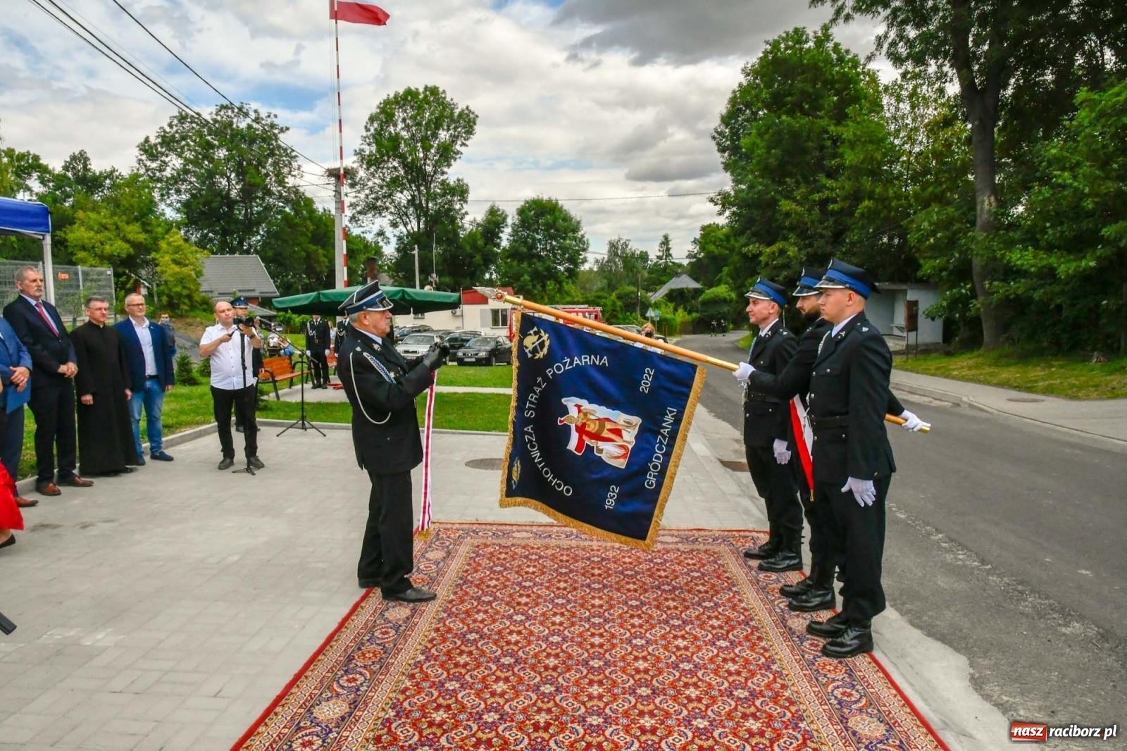 Zdjęcie w galerii na portalu naszraciborz.pl: Druhowie z Gródczanek świętują 90-lecie jednostki. Gmina ufundowała im sztandar wiadomości z regionu
