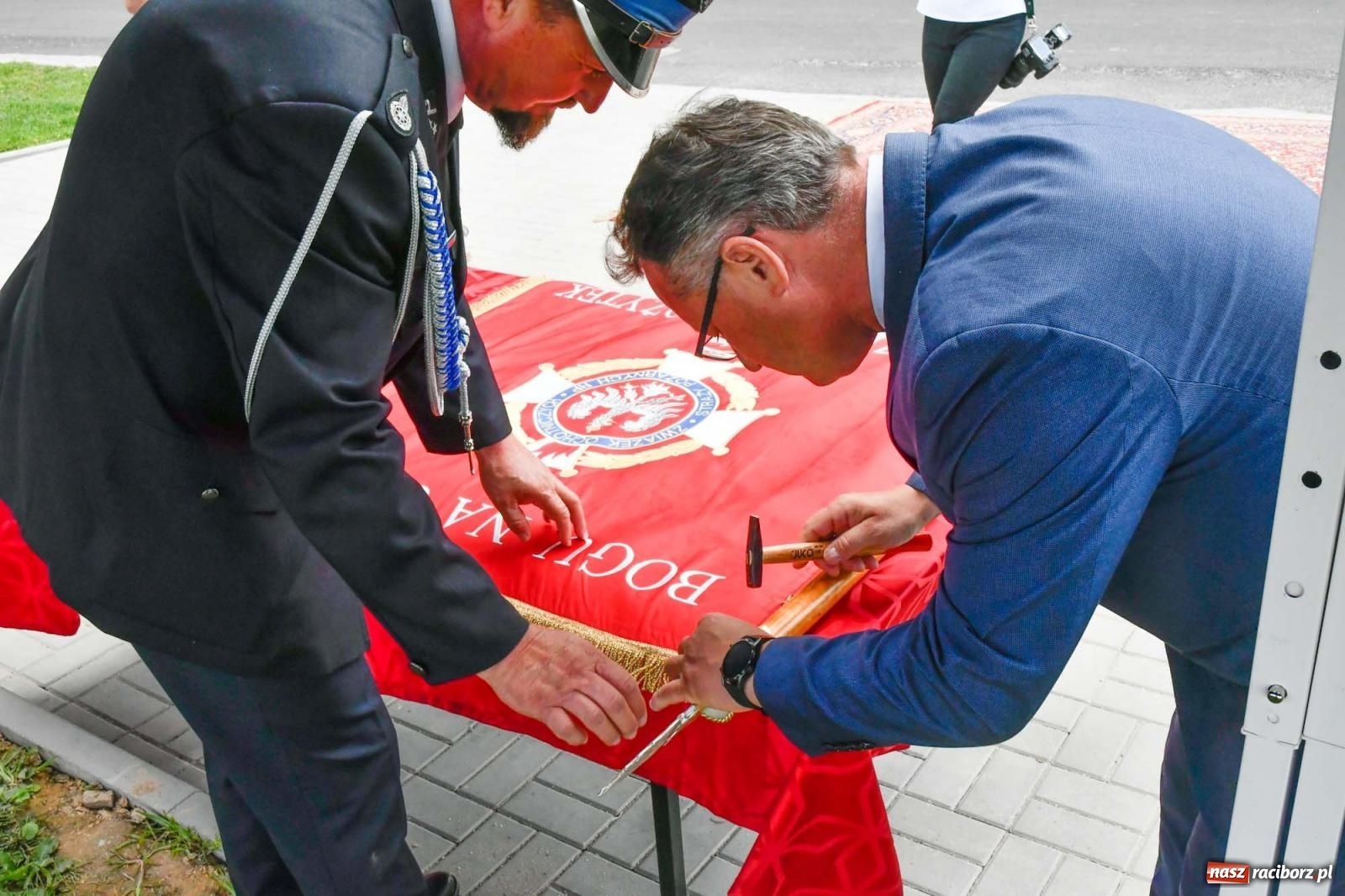 Zdjęcie w galerii na portalu naszraciborz.pl: Druhowie z Gródczanek świętują 90-lecie jednostki. Gmina ufundowała im sztandar wiadomości z regionu