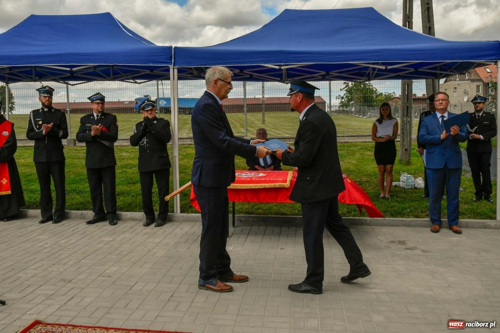 Zdjęcie w galerii na portalu naszraciborz.pl: Druhowie z Gródczanek świętują 90-lecie jednostki. Gmina ufundowała im sztandar wiadomości z regionu
