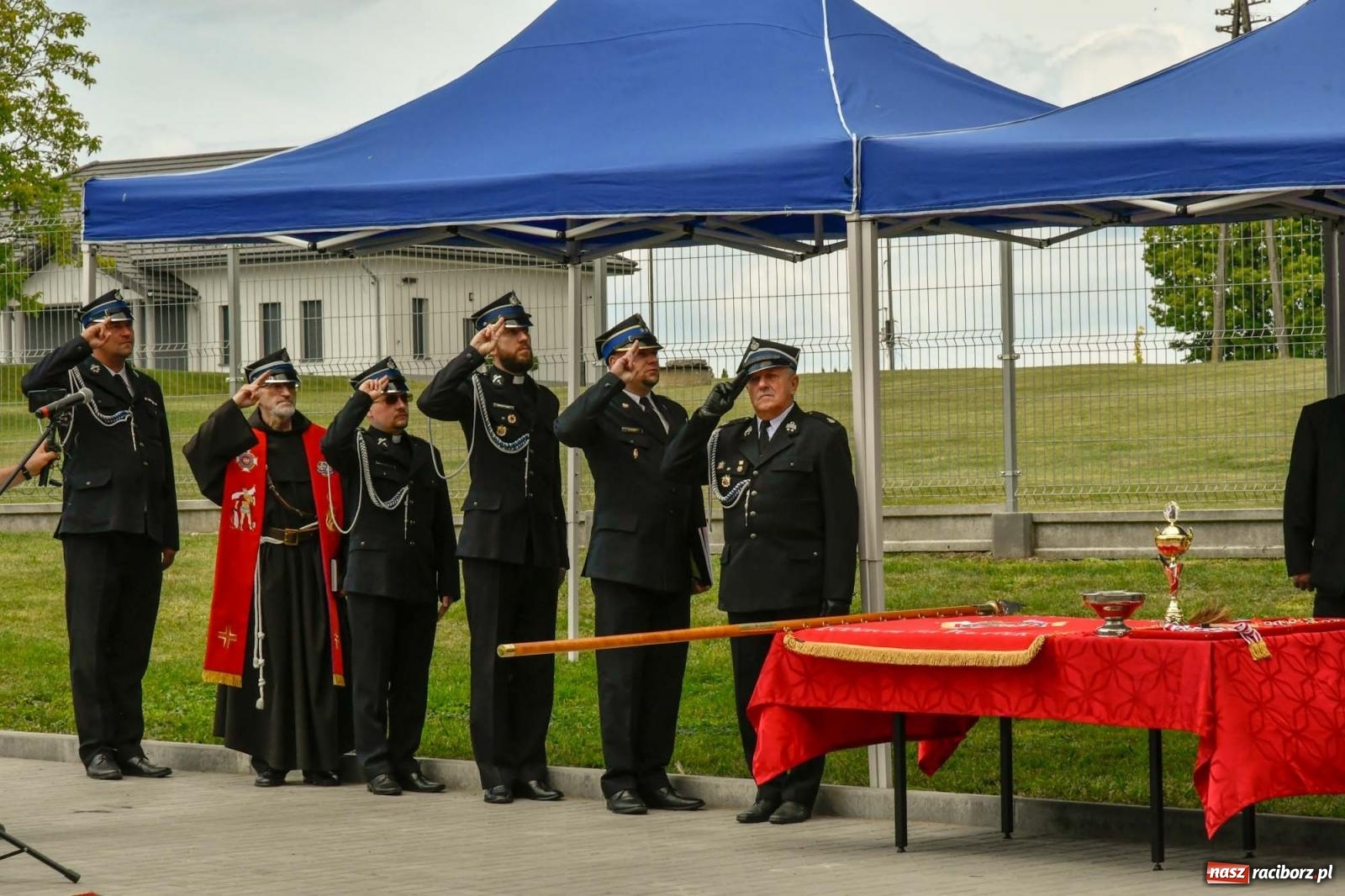 Zdjęcie w galerii na portalu naszraciborz.pl: Druhowie z Gródczanek świętują 90-lecie jednostki. Gmina ufundowała im sztandar wiadomości z regionu