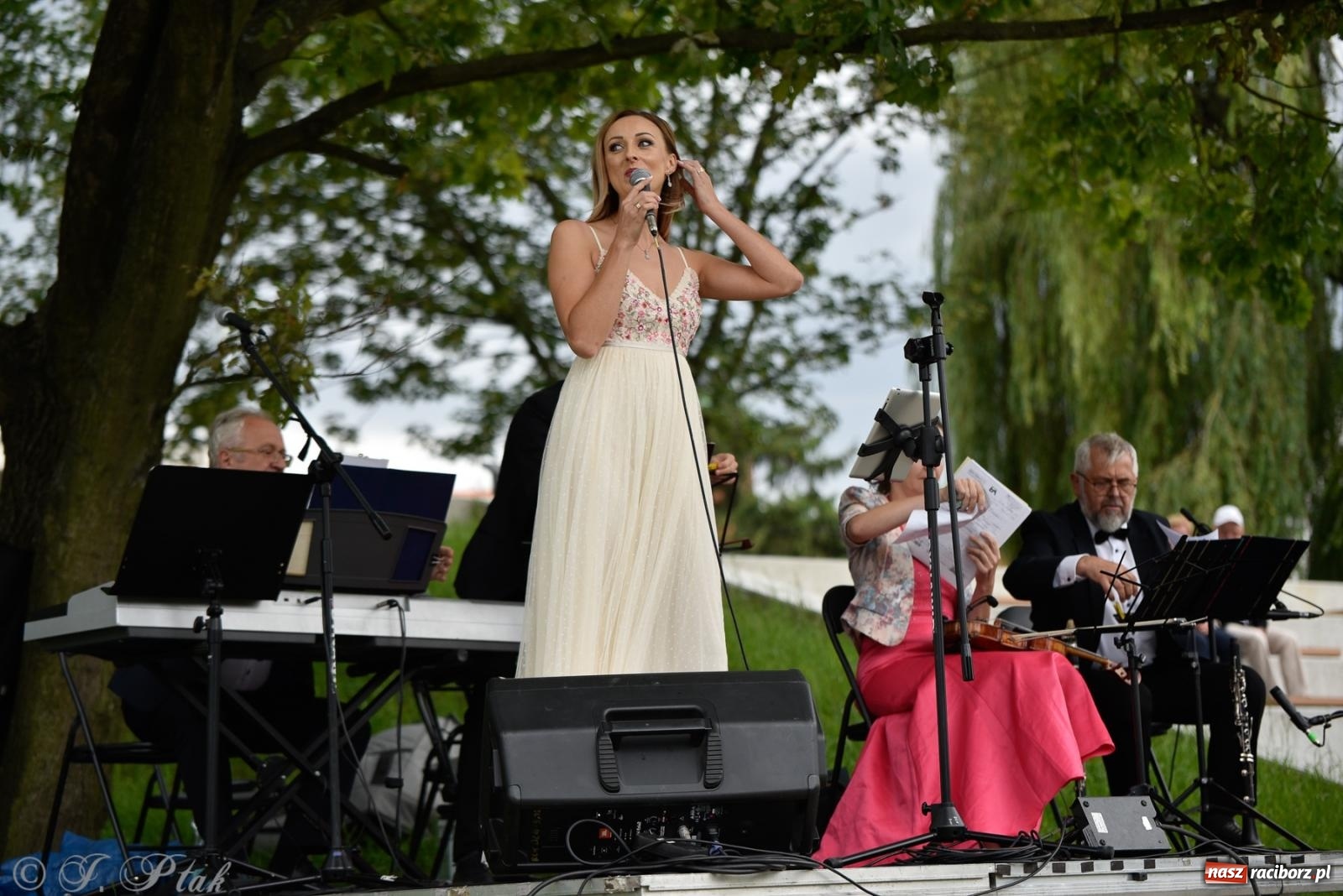 Zdjęcie w galerii na portalu naszraciborz.pl: Od foxtrota do musicalu - letni koncert na bulwarach wiadomości z regionu