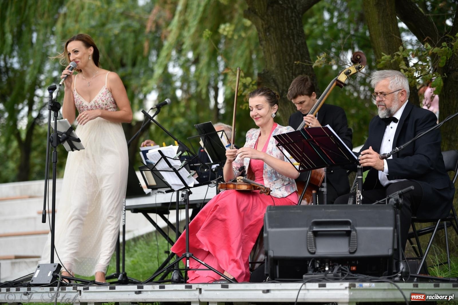 Zdjęcie w galerii na portalu naszraciborz.pl: Od foxtrota do musicalu - letni koncert na bulwarach wiadomości z regionu