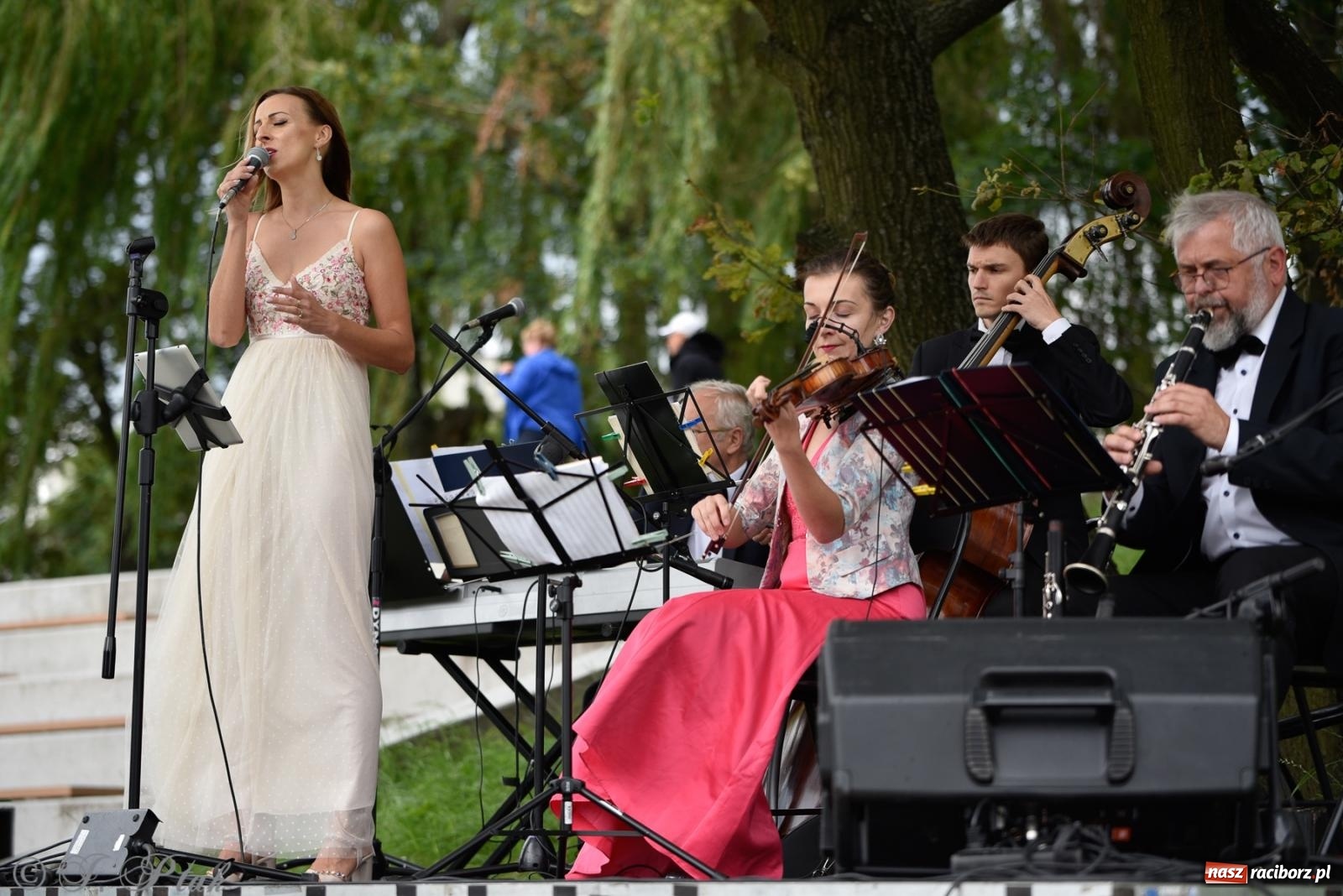 Zdjęcie w galerii na portalu naszraciborz.pl: Od foxtrota do musicalu - letni koncert na bulwarach wiadomości z regionu