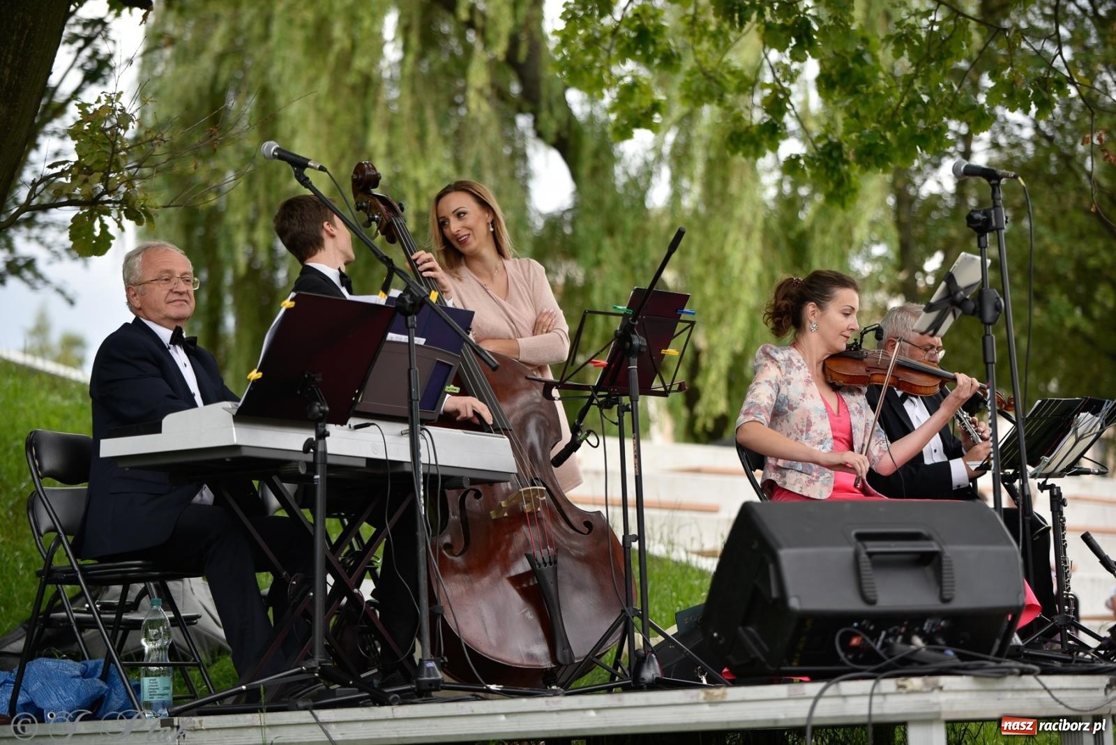 Zdjęcie w galerii na portalu naszraciborz.pl: Od foxtrota do musicalu - letni koncert na bulwarach wiadomości z regionu