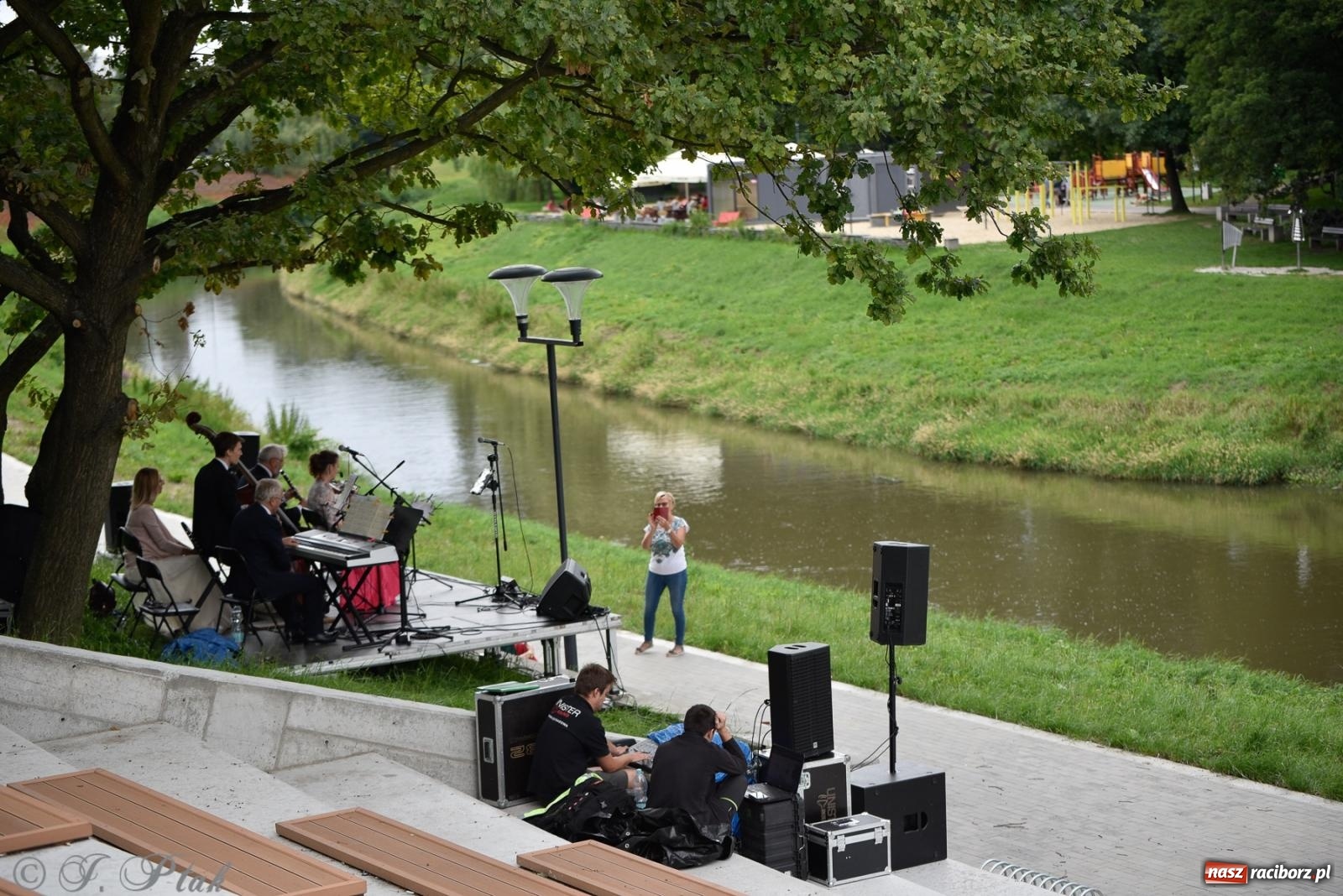 Zdjęcie w galerii na portalu naszraciborz.pl: Od foxtrota do musicalu - letni koncert na bulwarach wiadomości z regionu